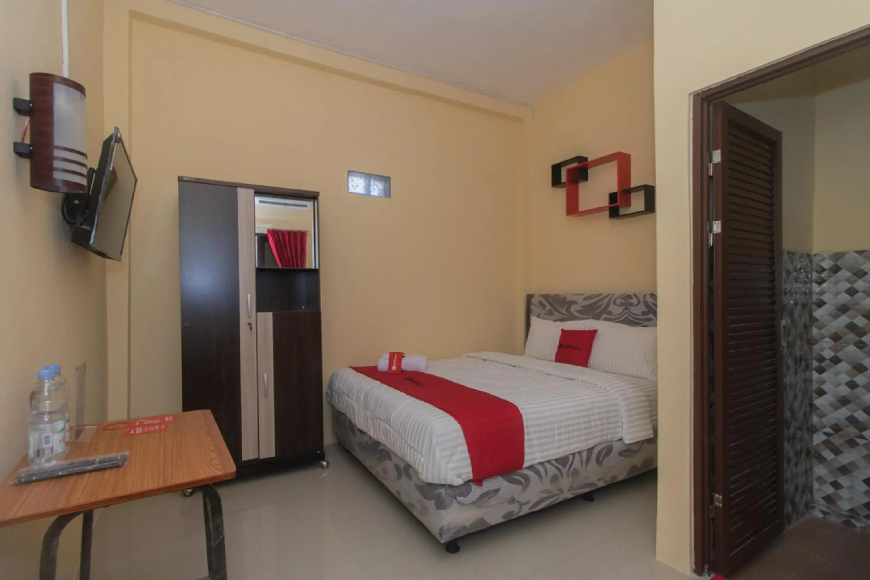 Double Room in RedDoorz Syariah near Politeknik Negeri Madiun Double Room in RedDoorz Syariah near Politeknik Negeri Madiun