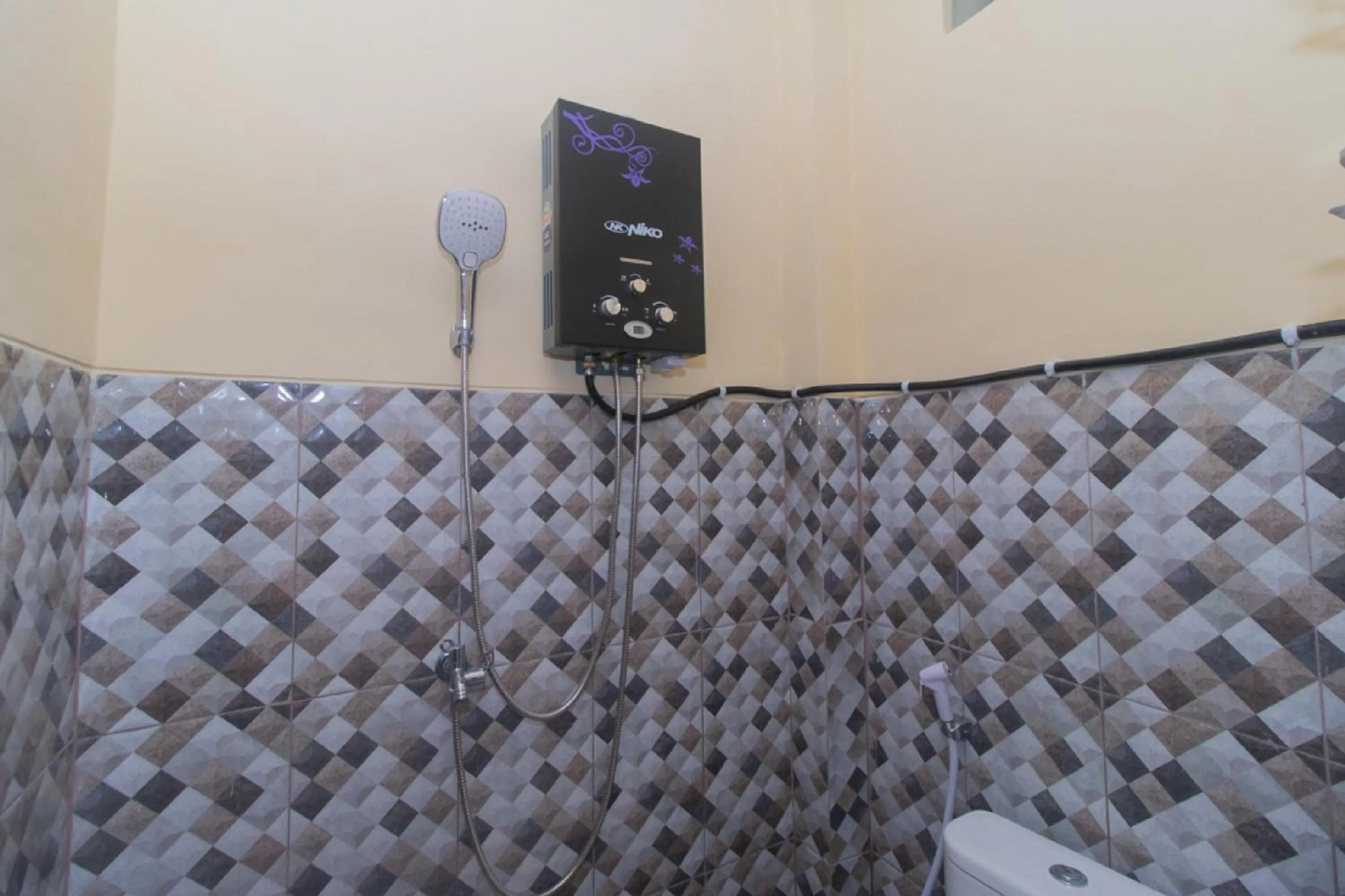 Bathroom in RedDoorz Syariah near Politeknik Negeri Madiun