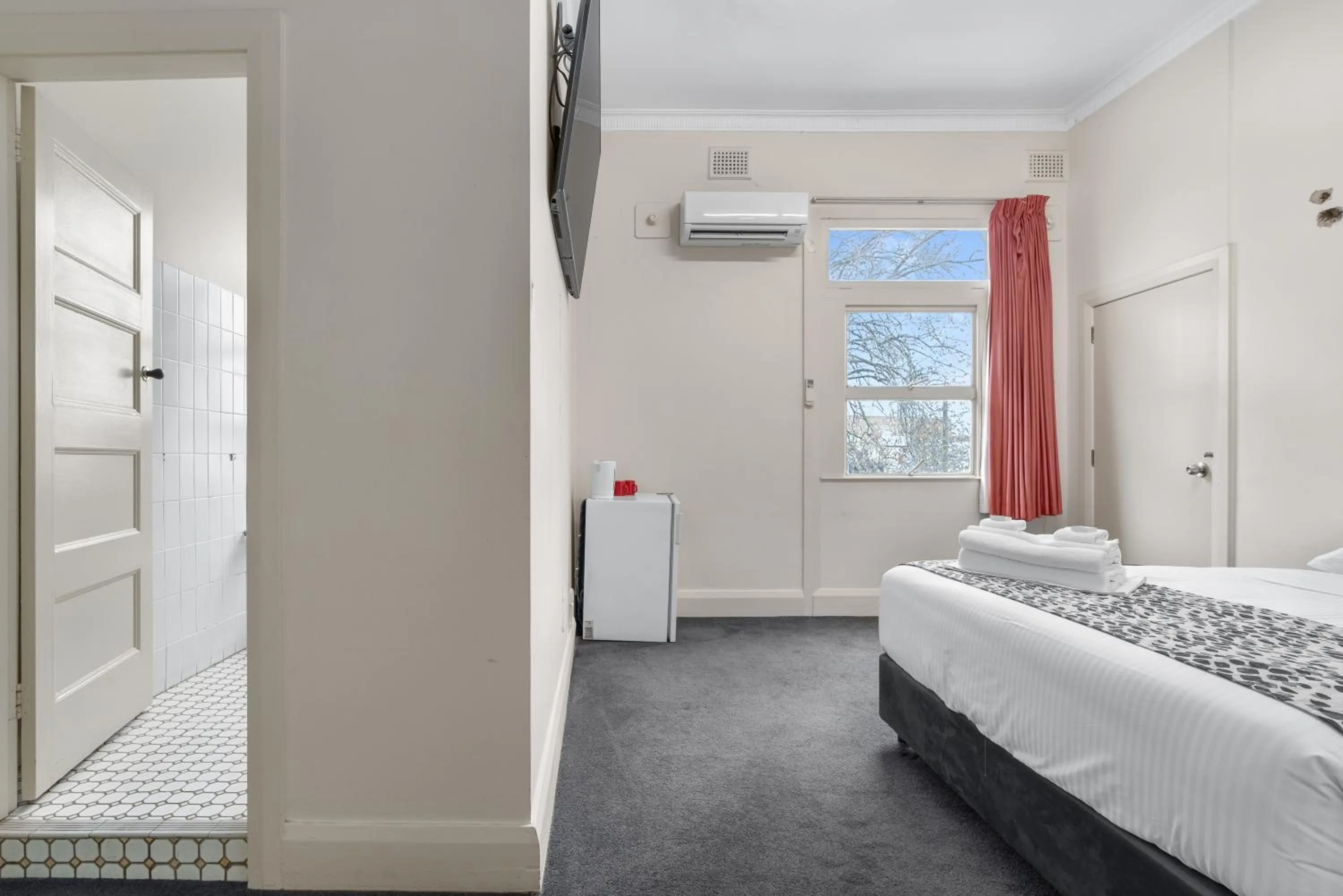 Bed in Royal Hotel Orange