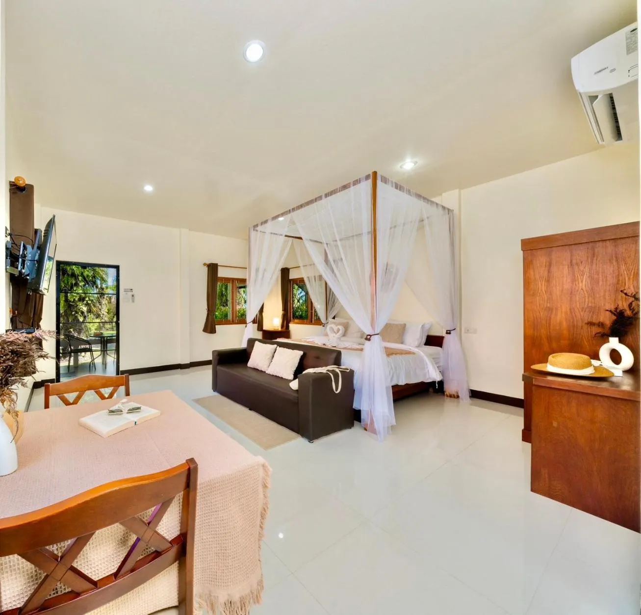 Photo of the whole room, Bed in Green Garden House