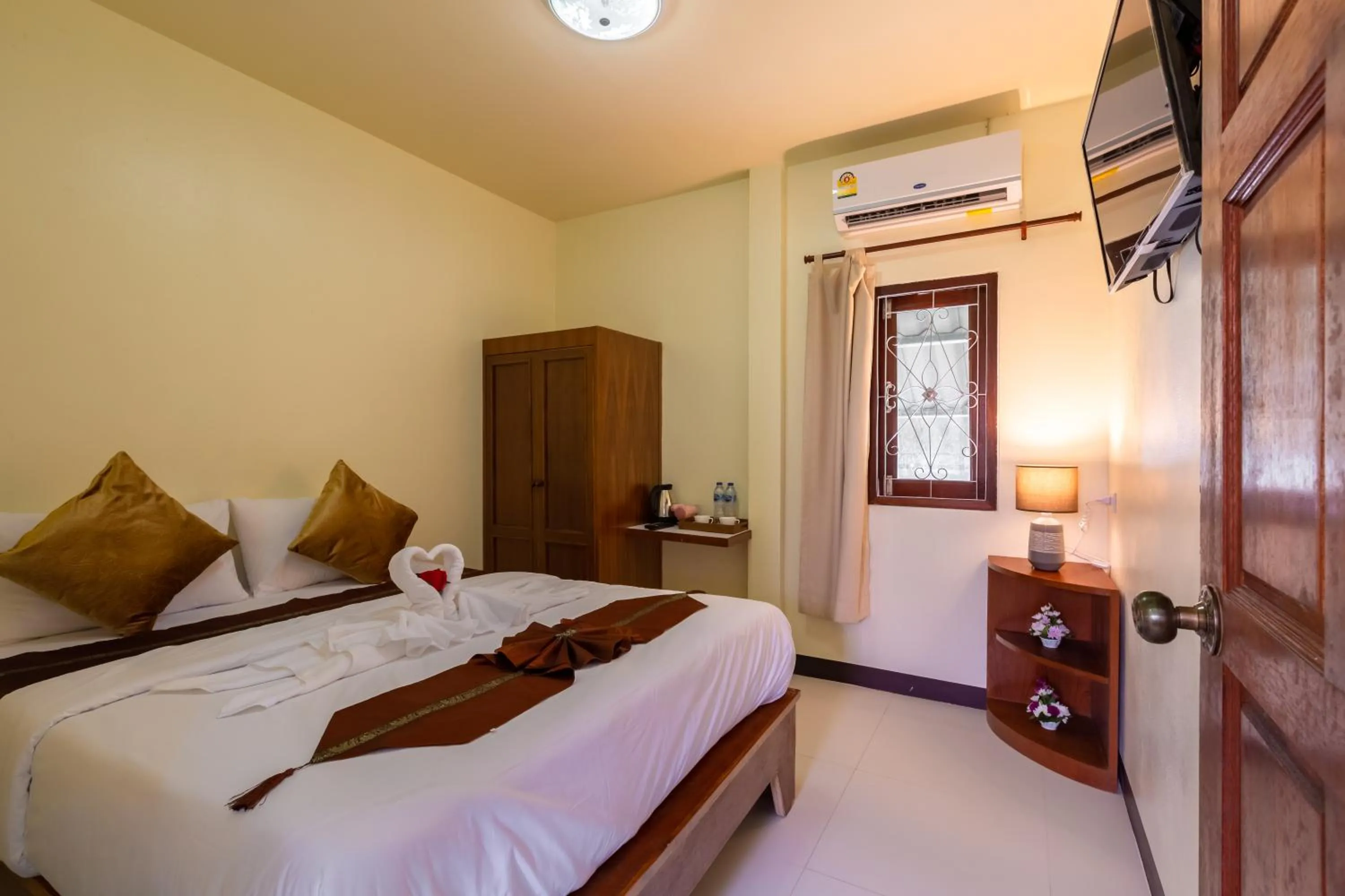 Queen Room with Garden View in Green Garden House