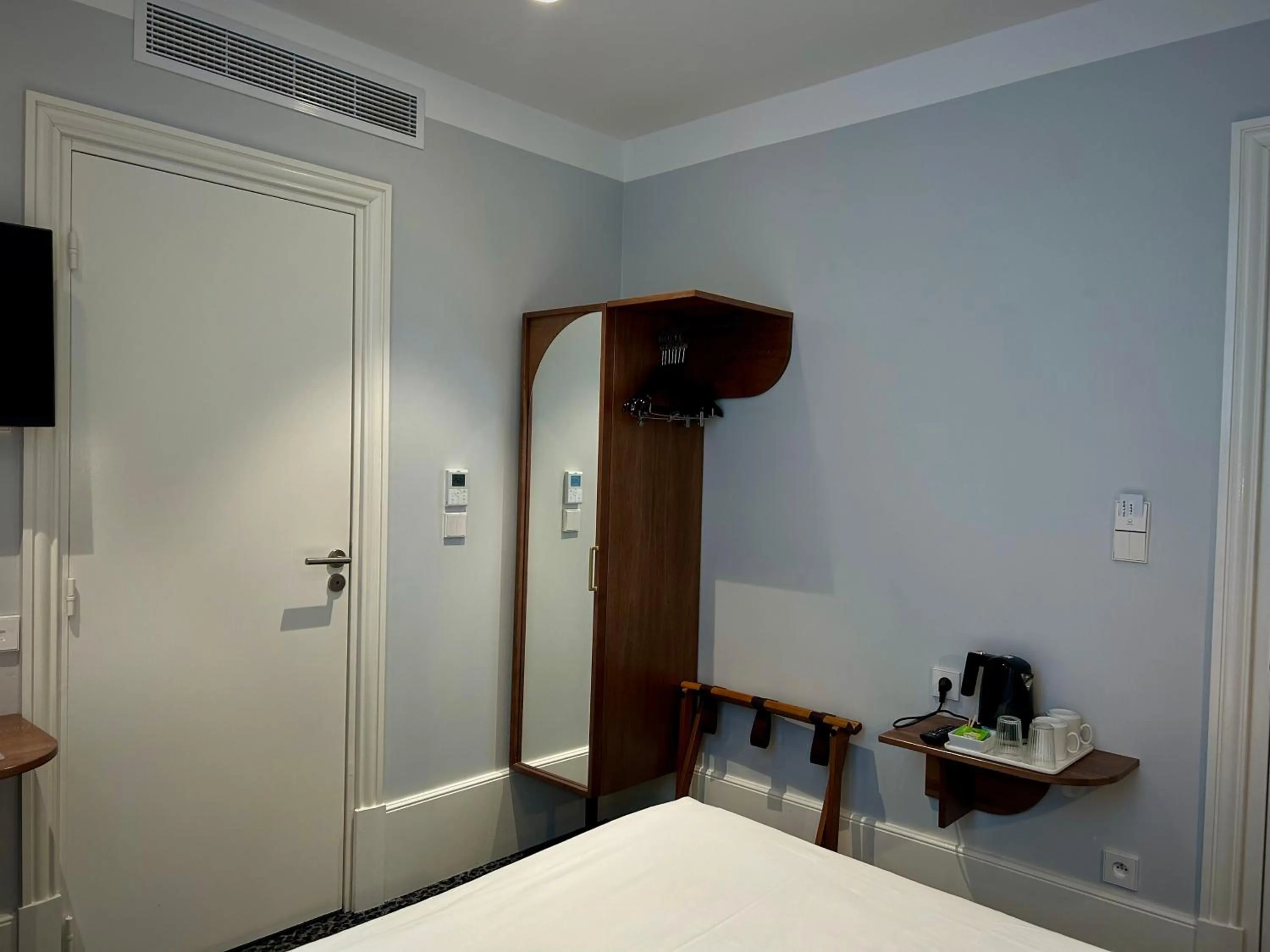 Bedroom, Bed in Hotel De Verdun 1882, BW Signature Collection