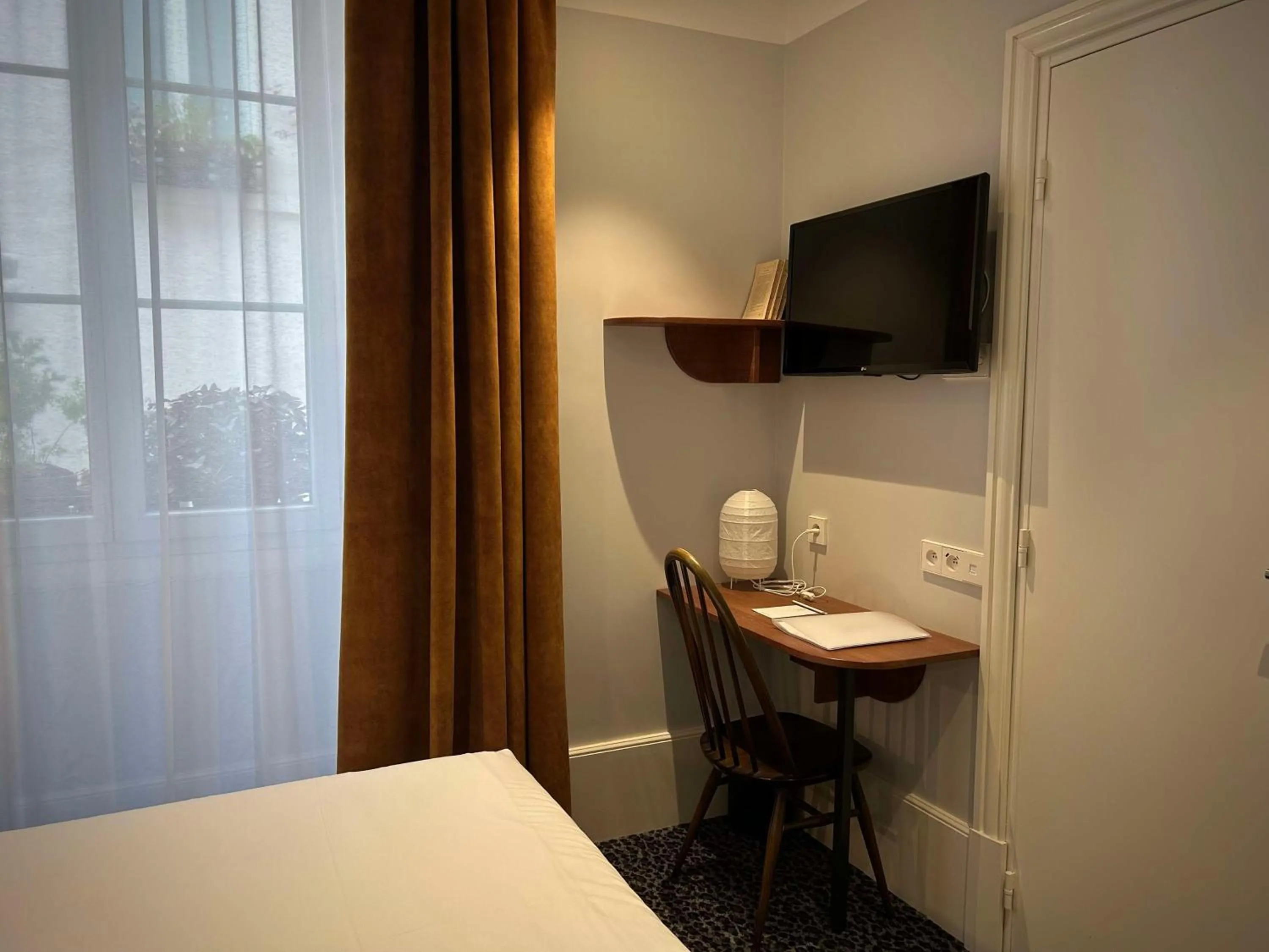 Bedroom, Bed in Hotel De Verdun 1882, BW Signature Collection