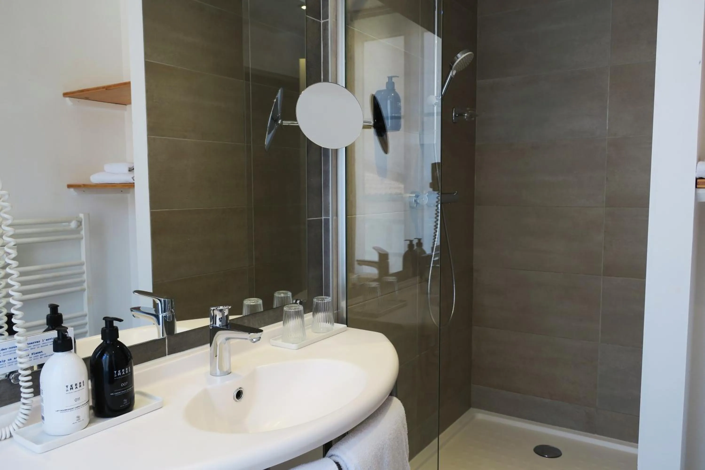 Shower in Hotel De Verdun 1882, BW Signature Collection