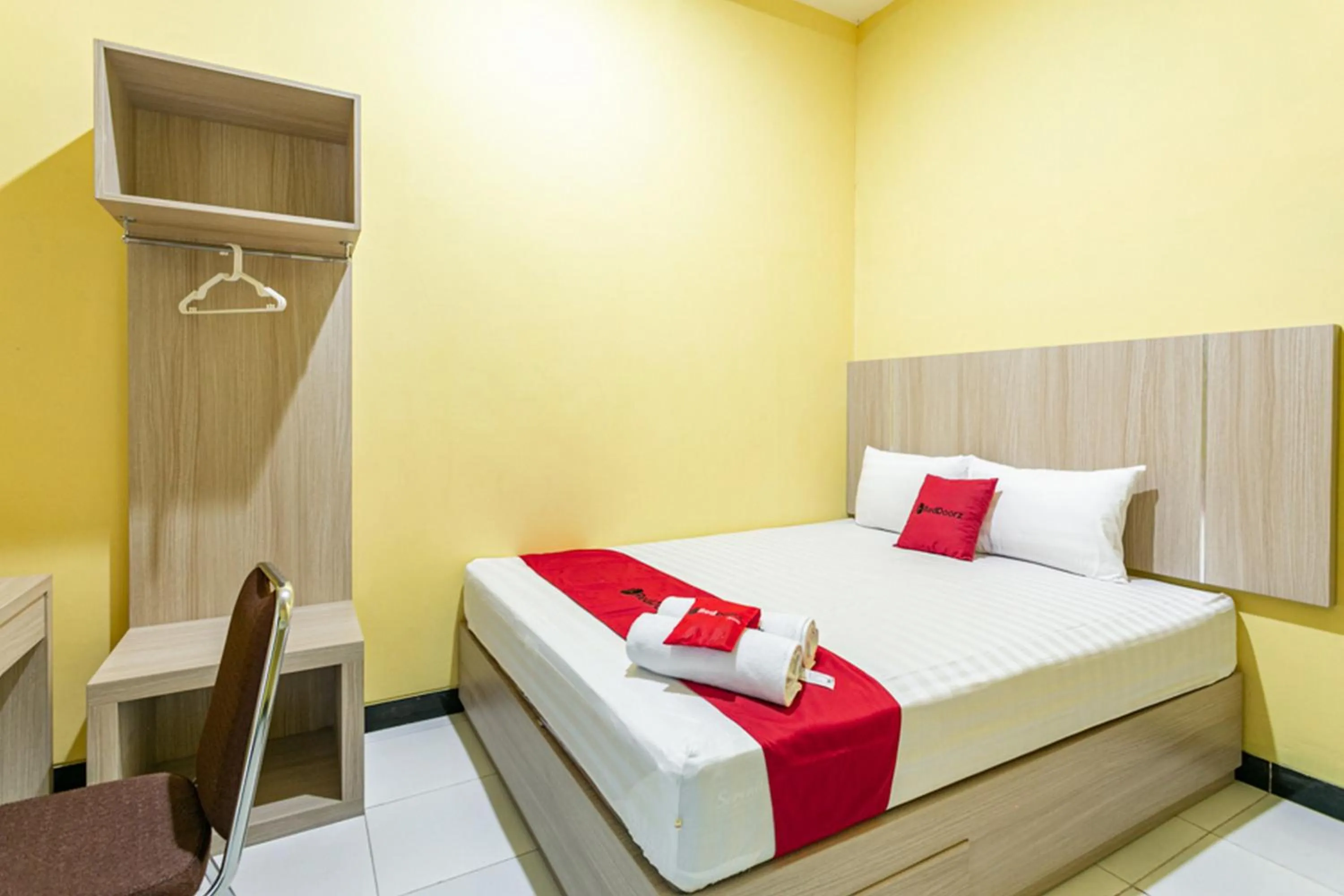 Bedroom, Bed in RedDoorz near Puro Mangkunegaran