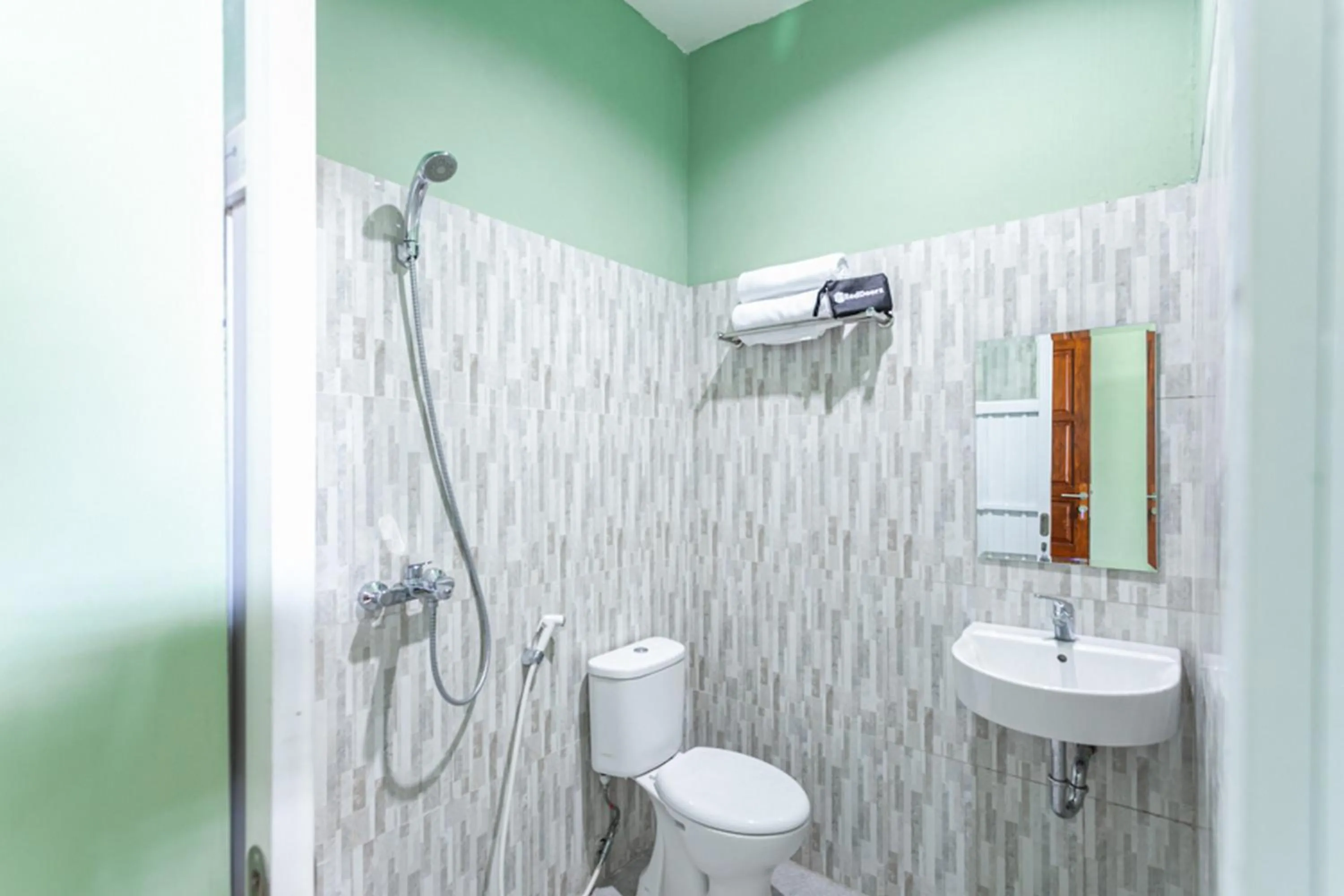 RedDoorz near Puro Mangkunegaran