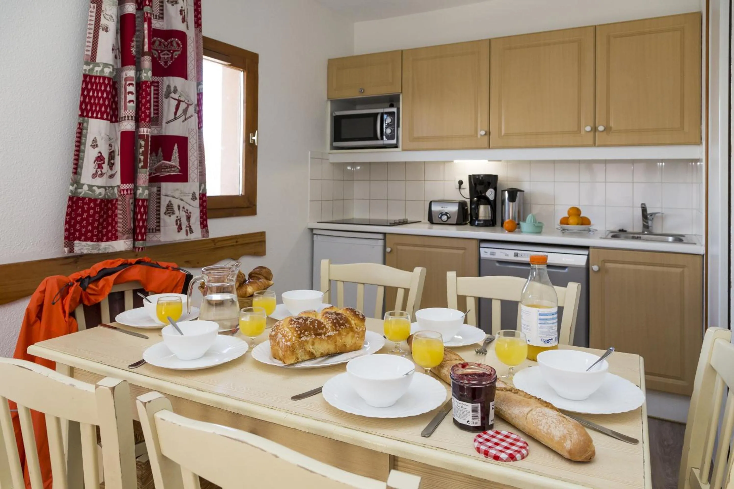 Kitchen or kitchenette in Résidence Odalys Les Lumières de Neige