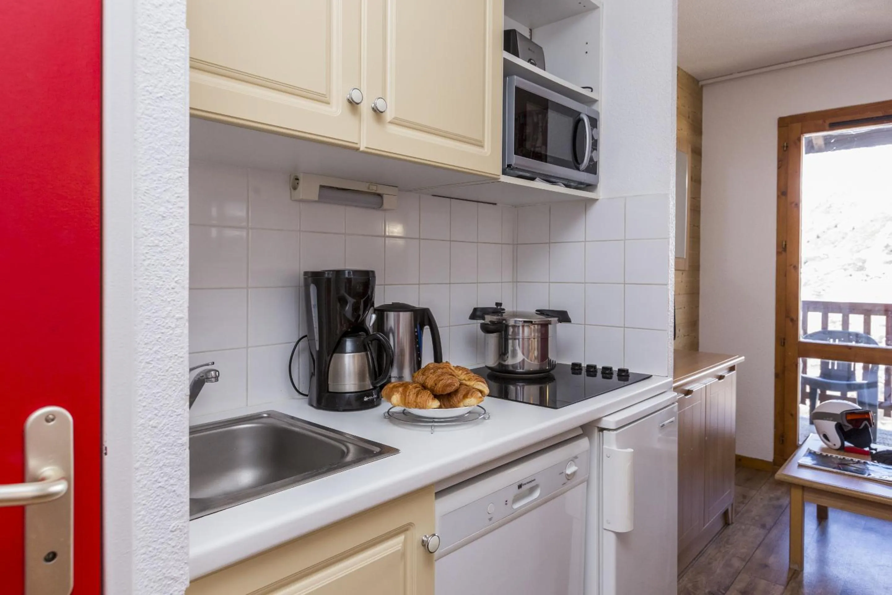 Kitchen or kitchenette in Résidence Odalys Les Lumières de Neige