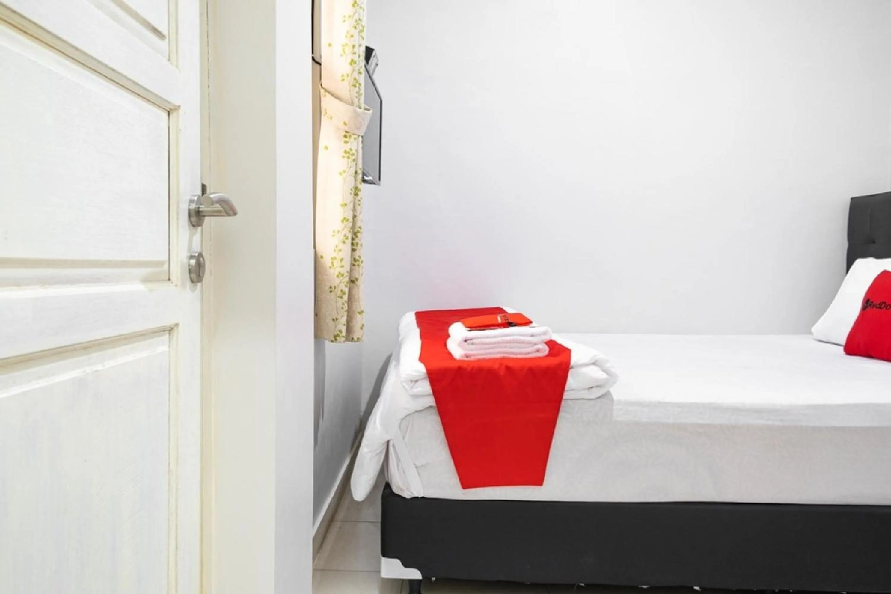 Bedroom, Bed in RedDoorz Syariah near Grand Kota Bintang