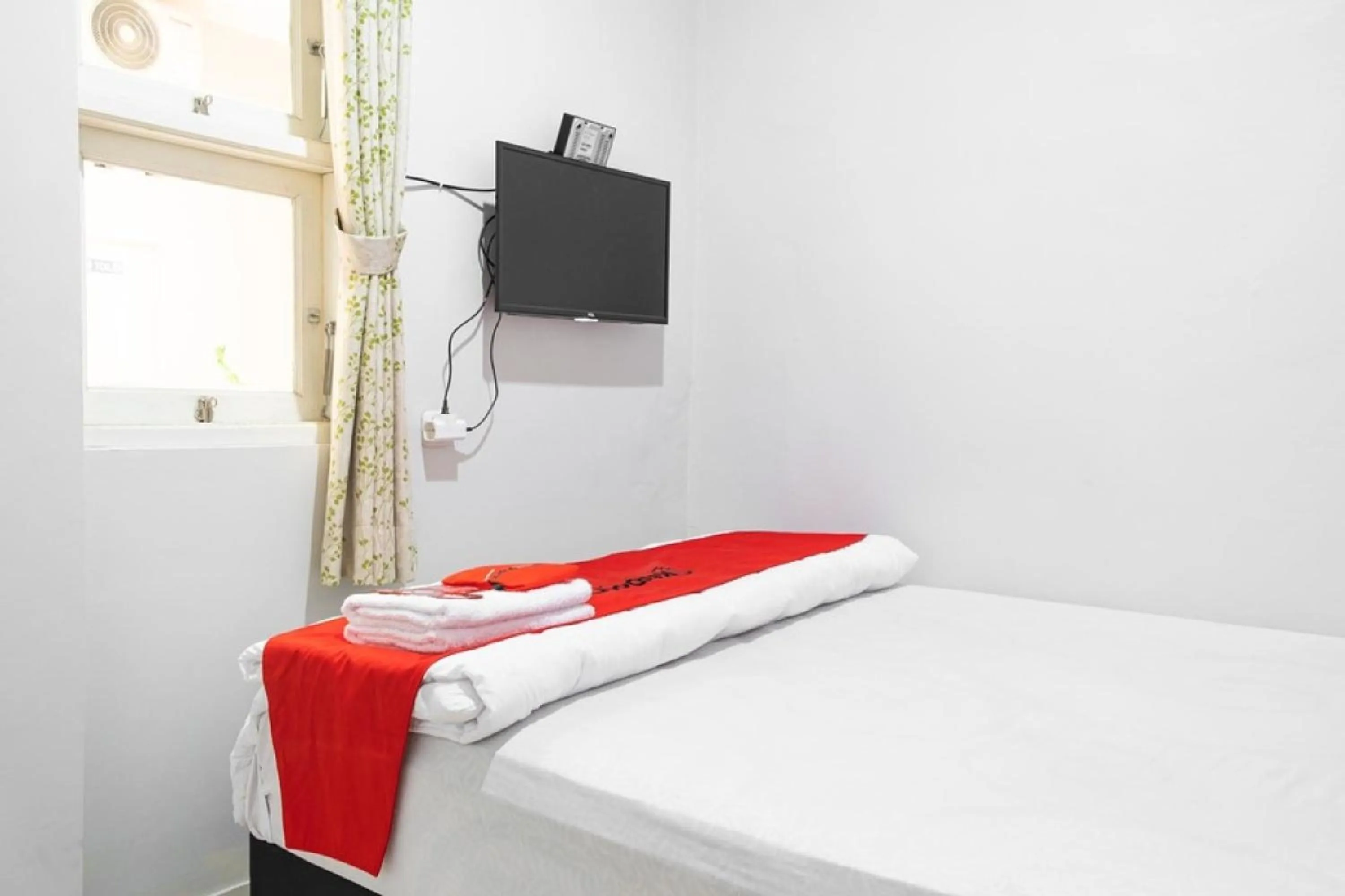 Bedroom, Bed in RedDoorz Syariah near Grand Kota Bintang