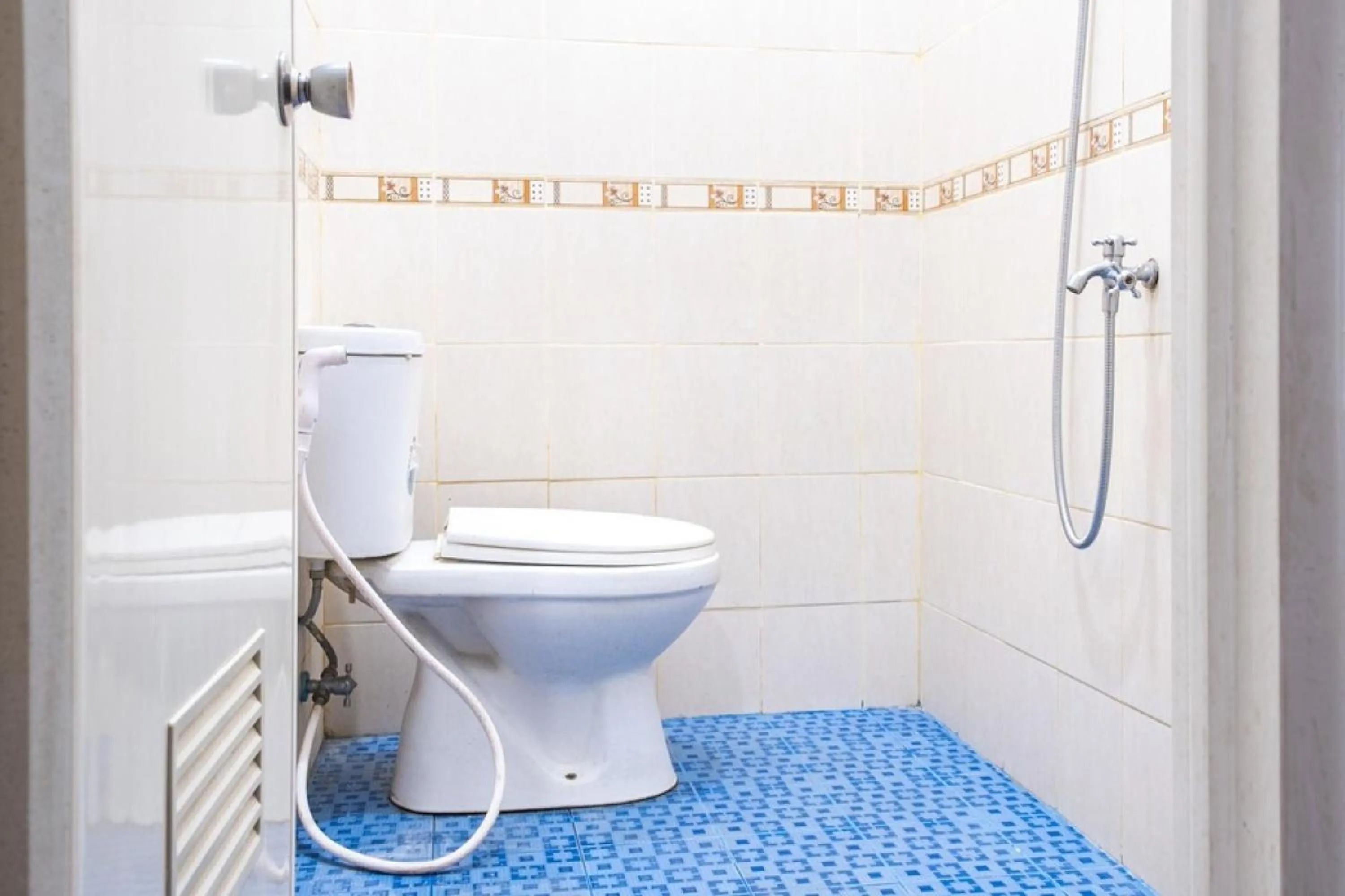 Bathroom in RedDoorz Syariah near Grand Kota Bintang