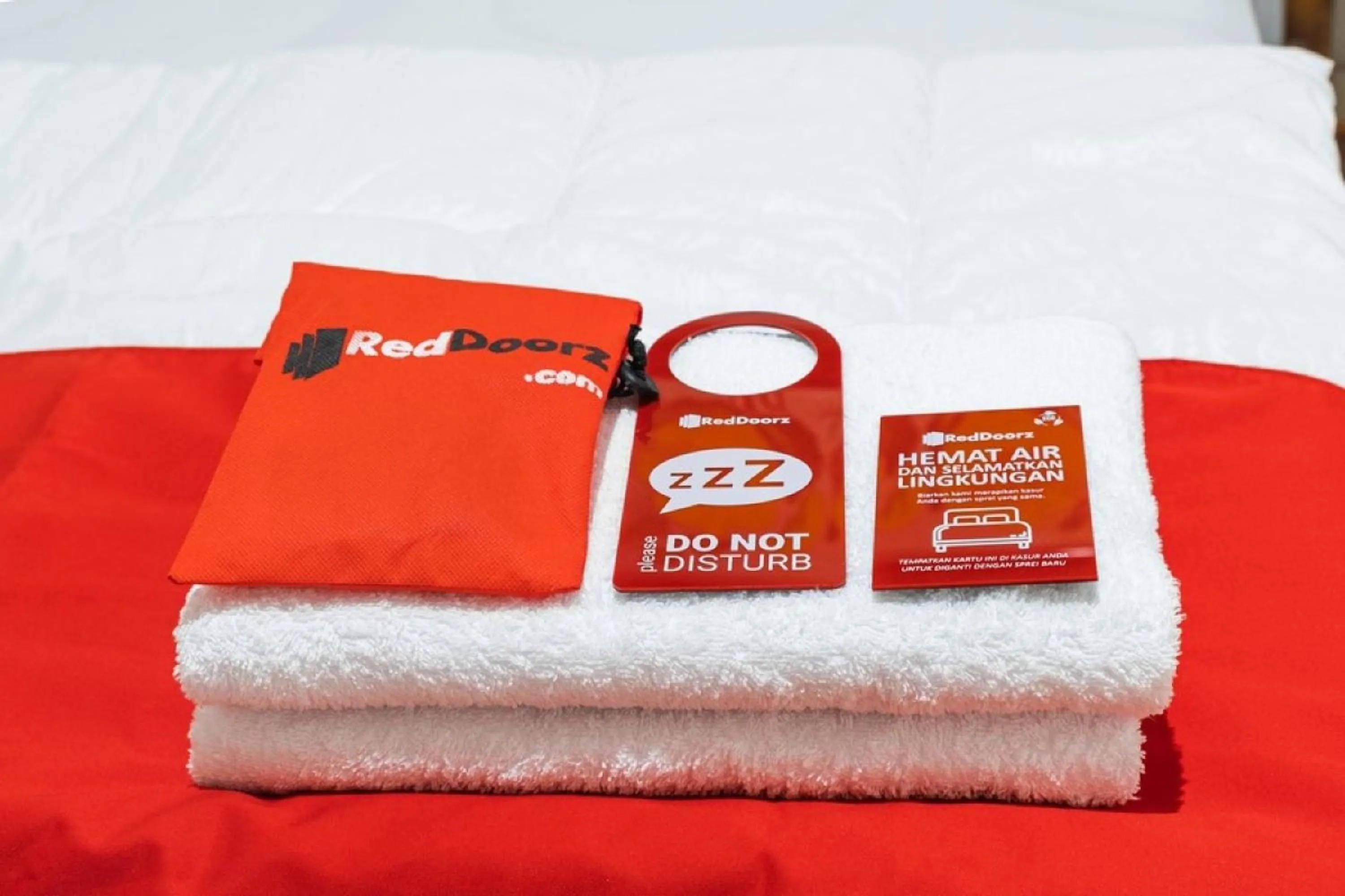 towels, Bed in RedDoorz Syariah near Grand Kota Bintang