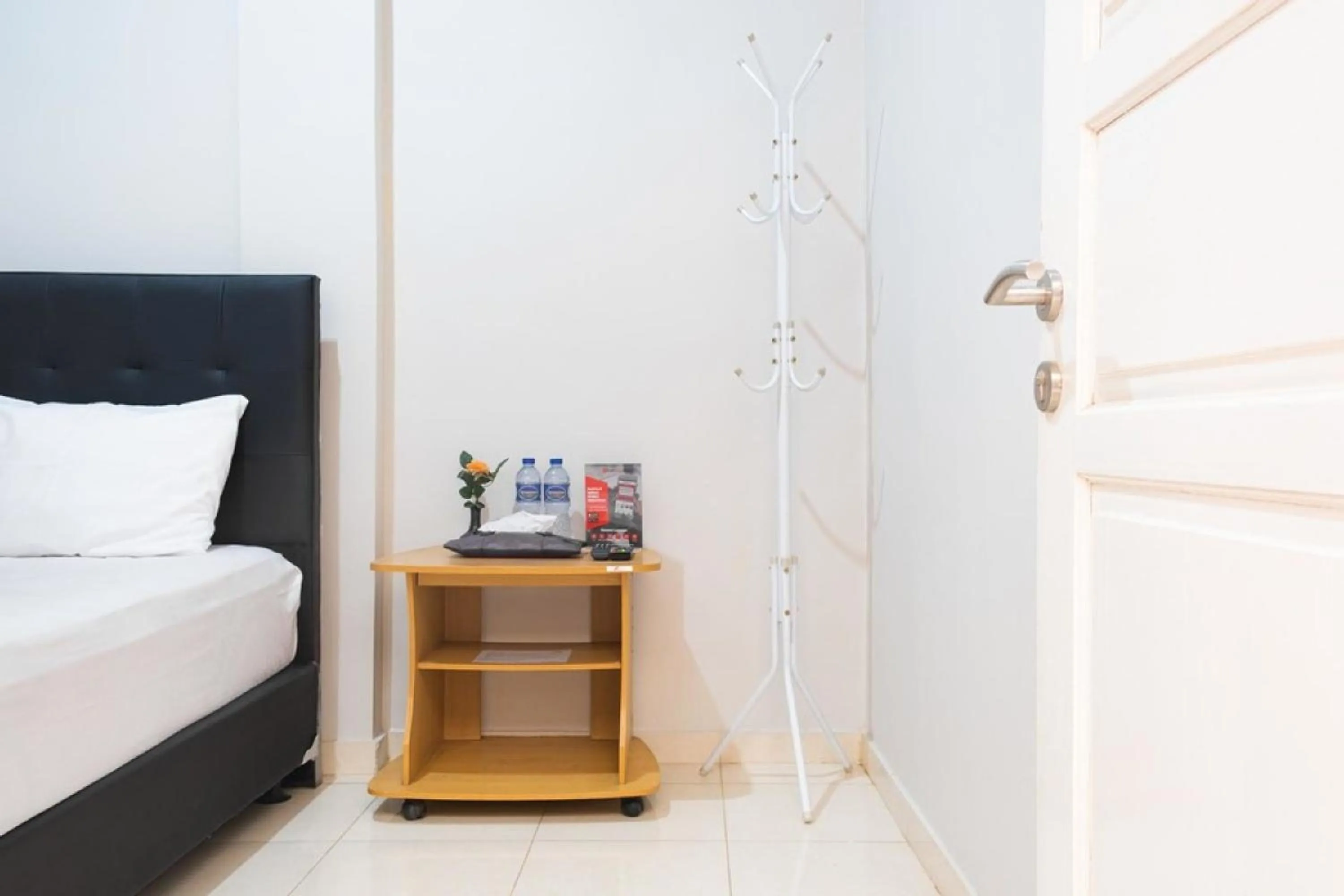 Bedroom, Bed in RedDoorz Syariah near Grand Kota Bintang