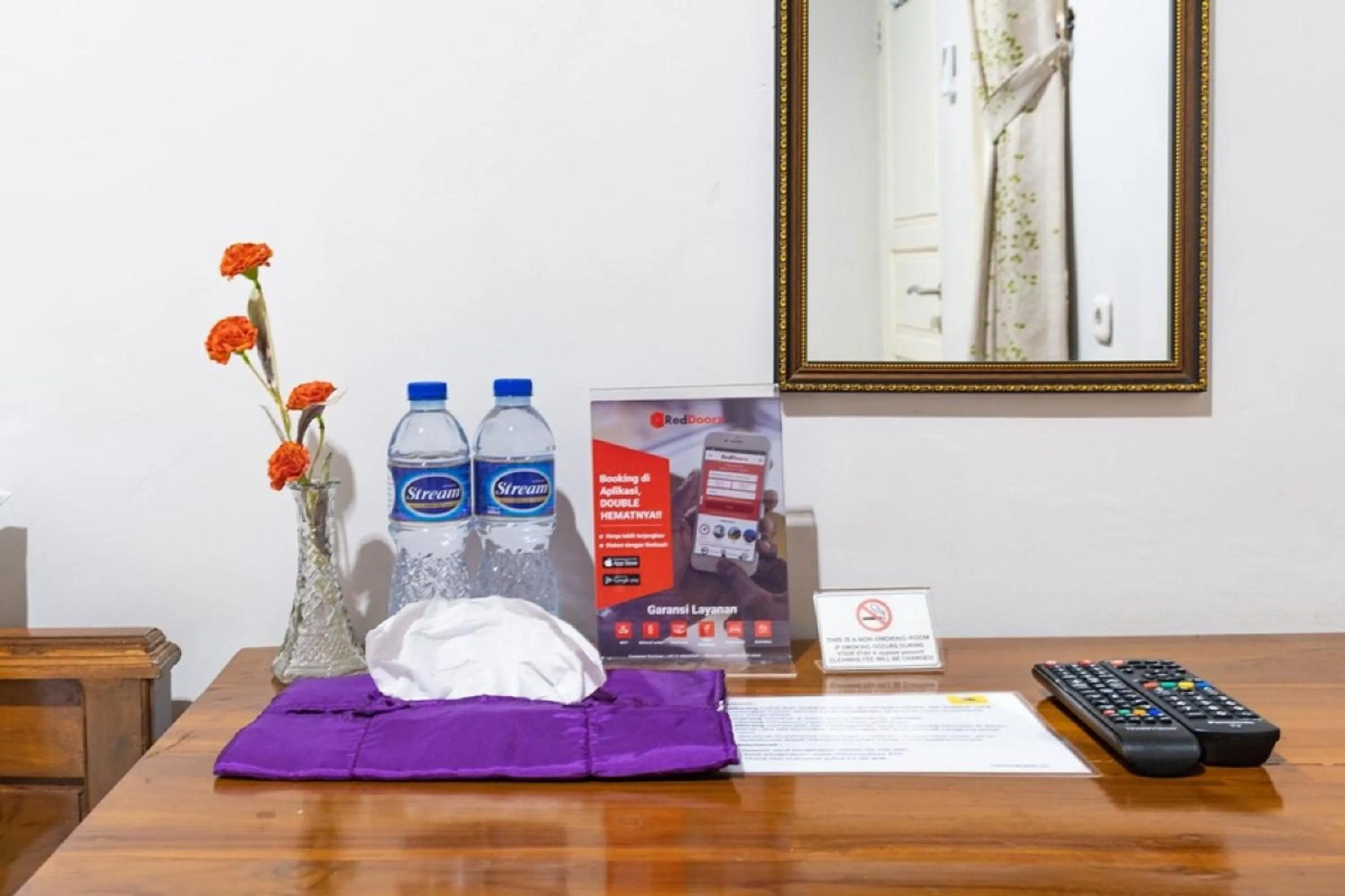 Bedroom in RedDoorz Syariah near Grand Kota Bintang