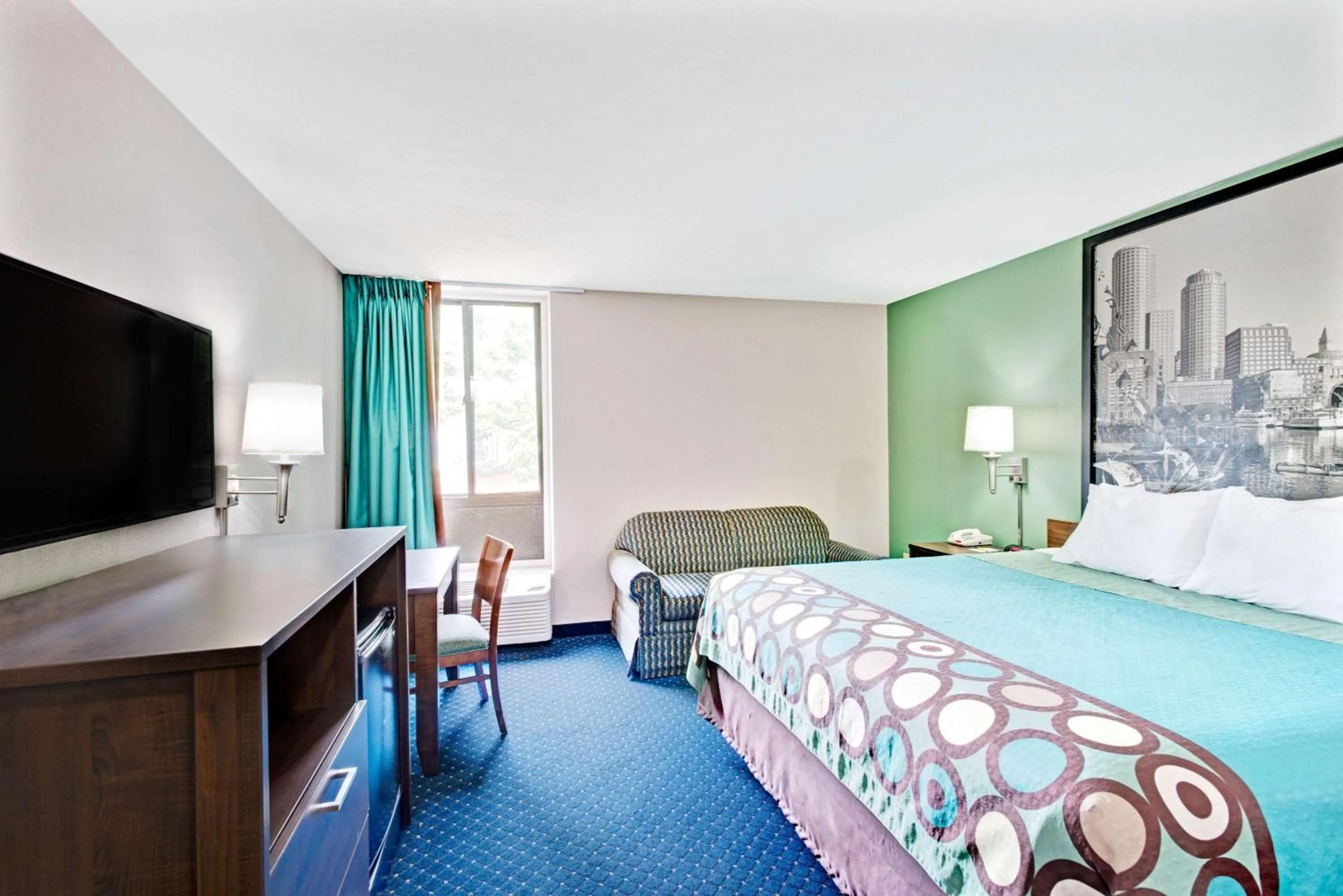 Photo of the whole room, Bed in Super 8 by Wyndham Brockton