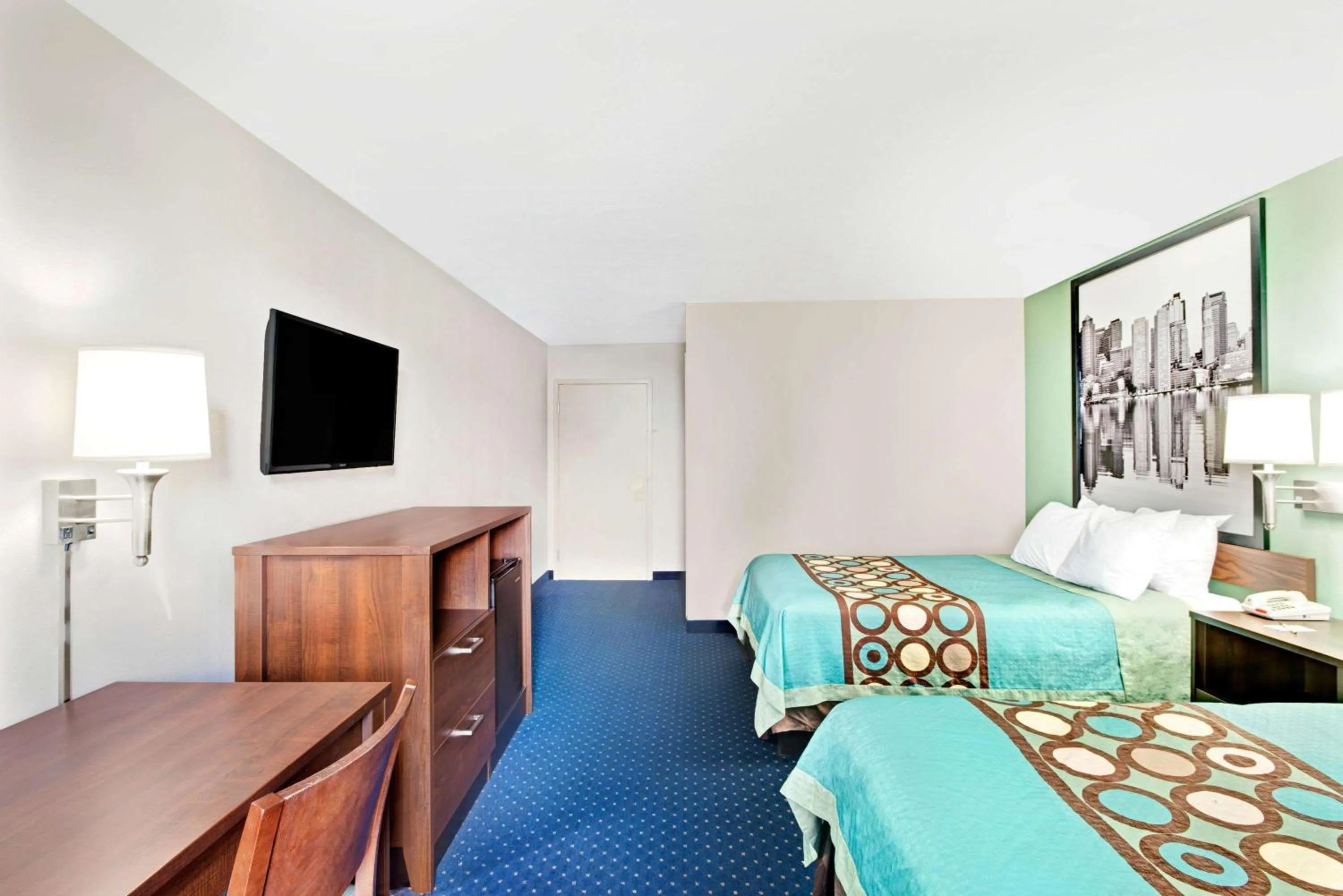 Photo of the whole room, Bed in Super 8 by Wyndham Brockton