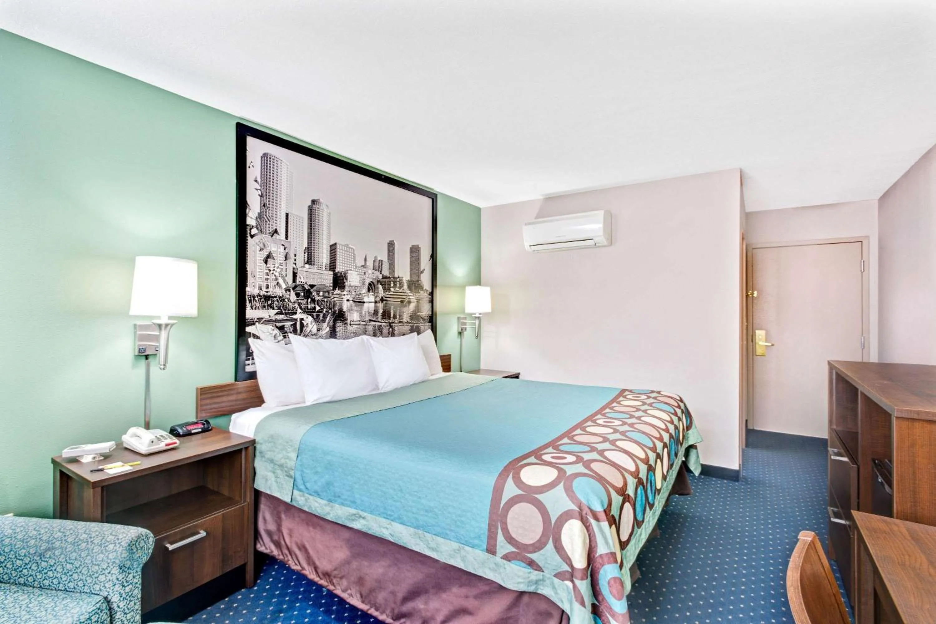 Photo of the whole room, Bed in Super 8 by Wyndham Brockton