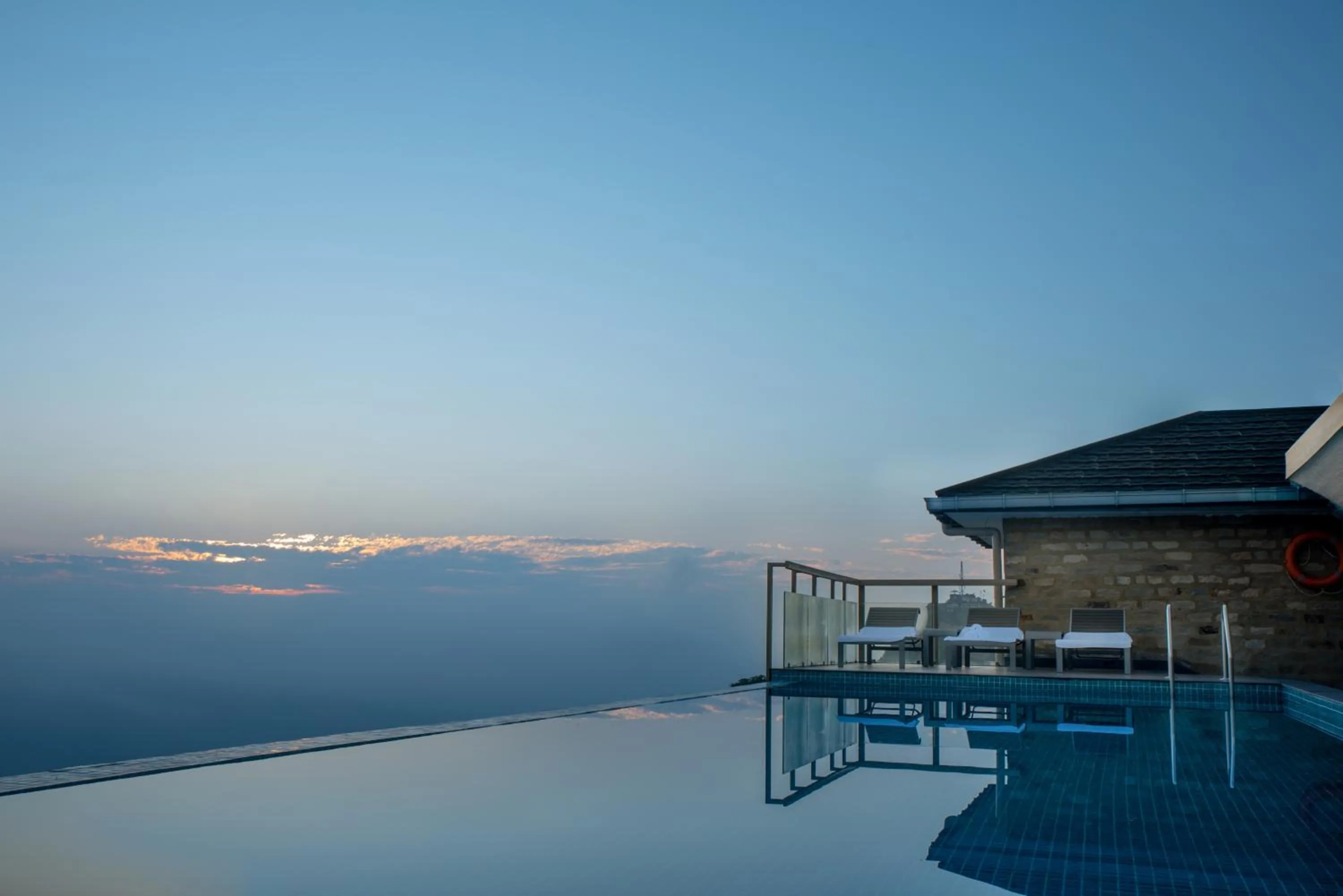 Swimming pool in Sarangkot Mountain Lodge