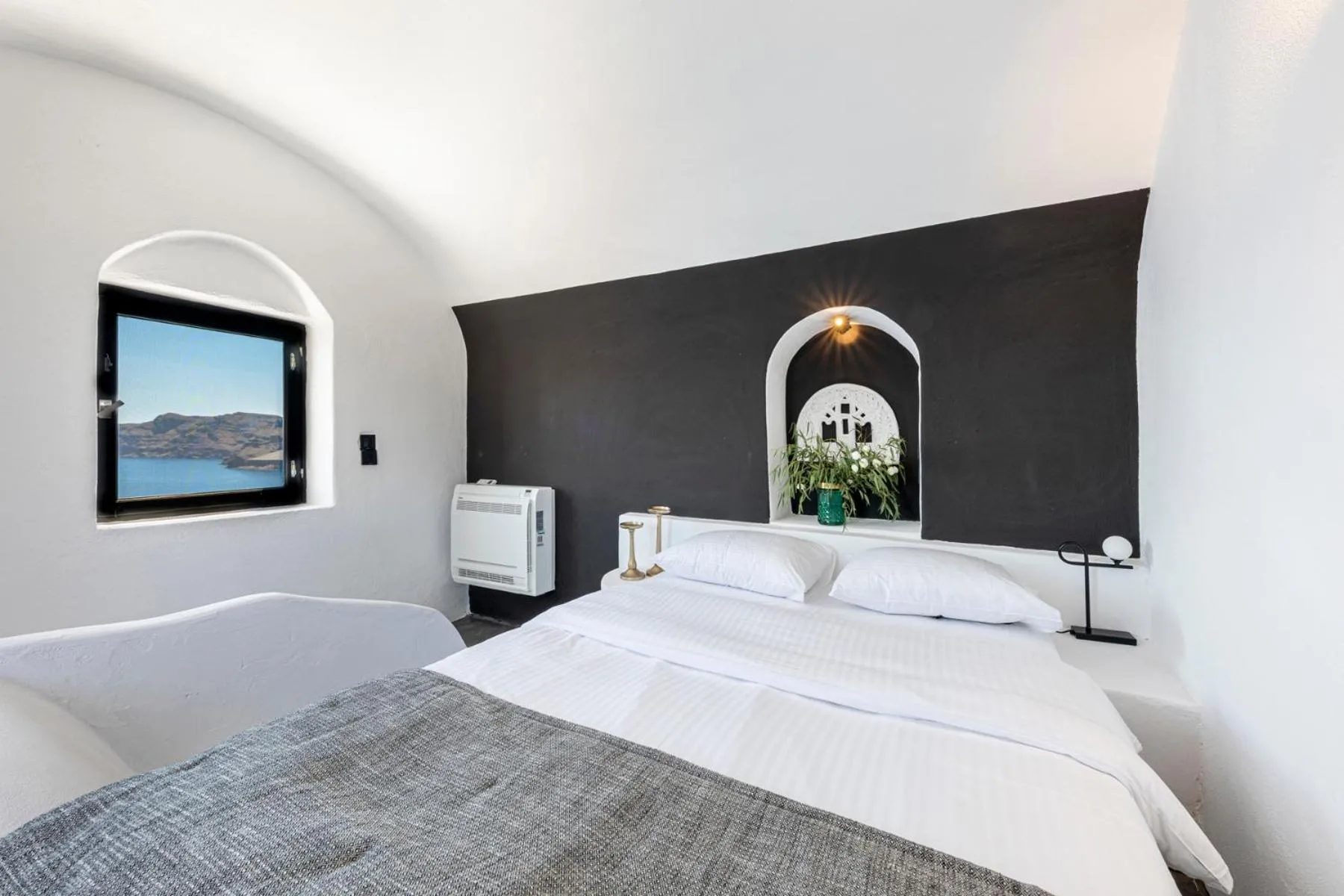 Bed in Pearl of Caldera Oia - Boutique Hotel by Pearl Hotel Collection
