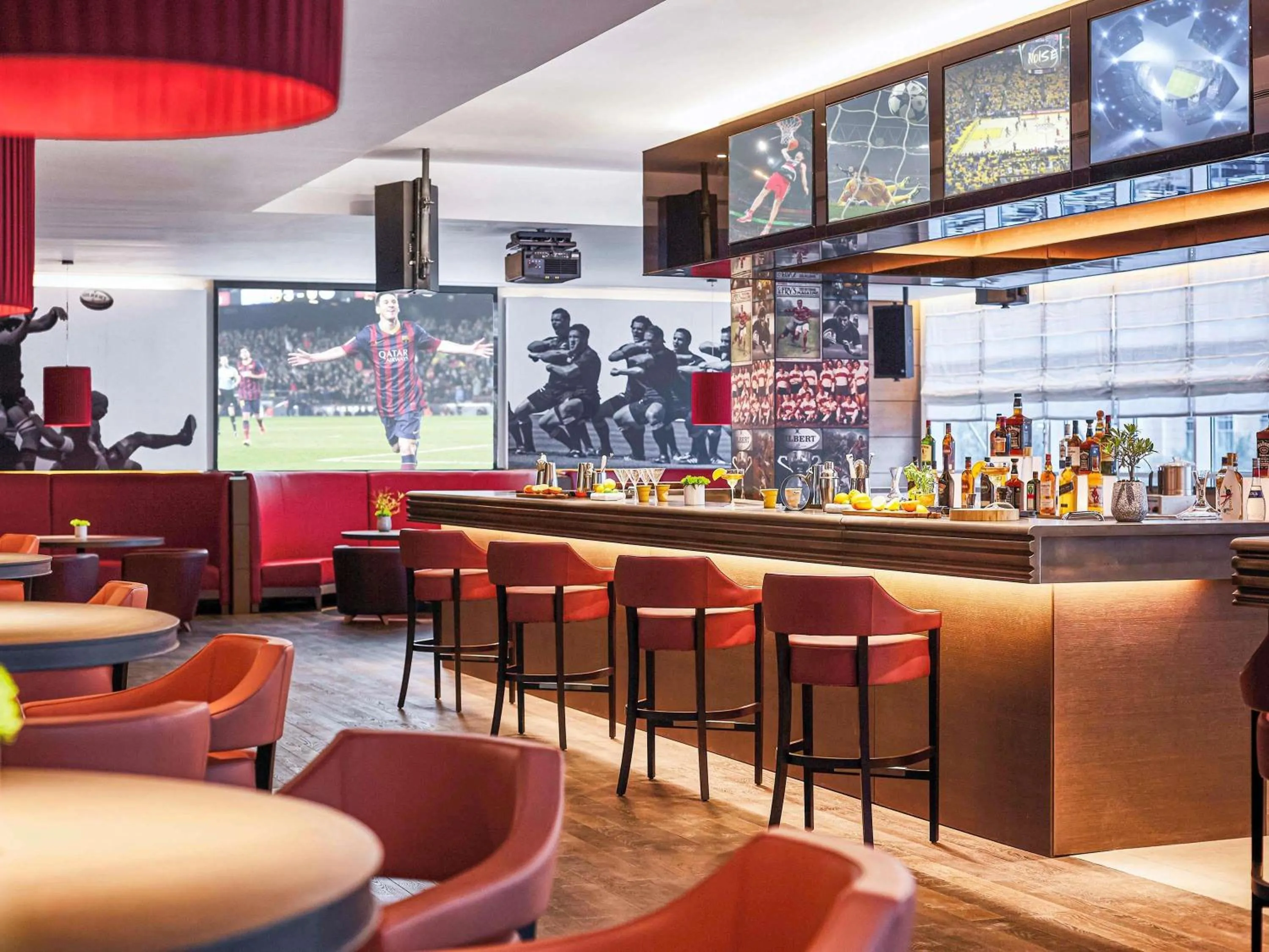 Lounge or bar in Pullman Doha West Bay