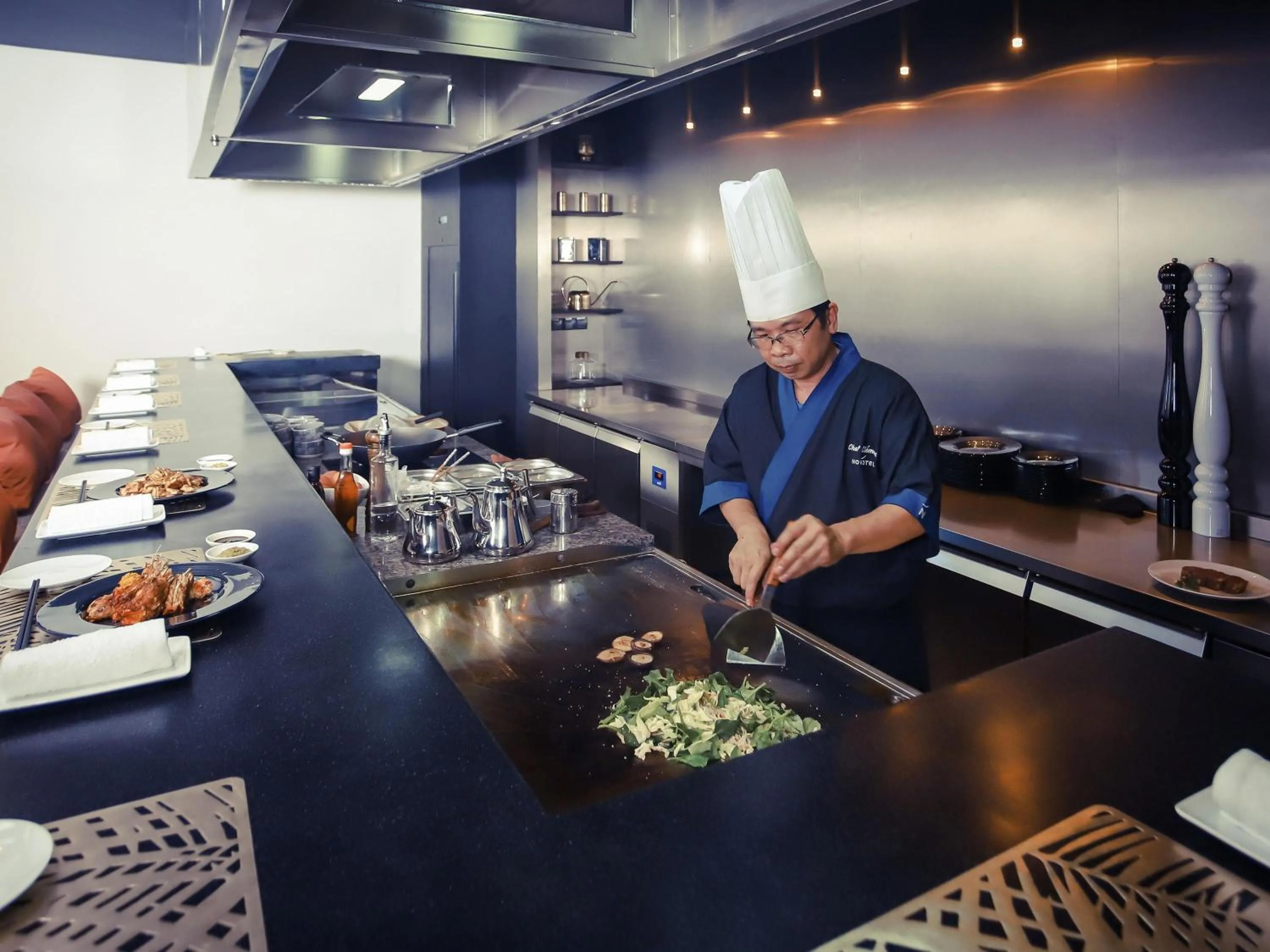 Restaurant/places to eat in Novotel Convention And Spa