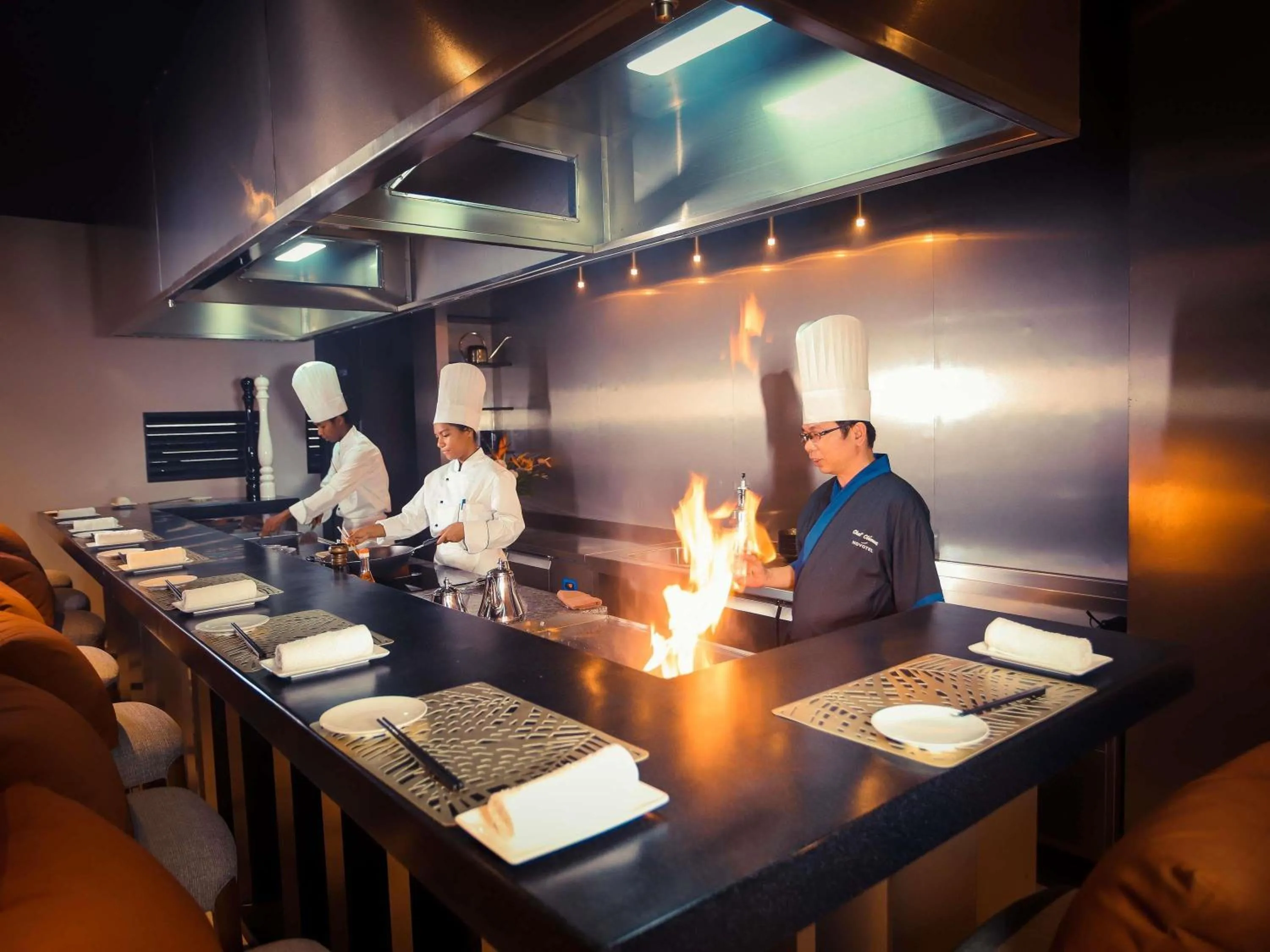 Restaurant/places to eat in Novotel Convention And Spa