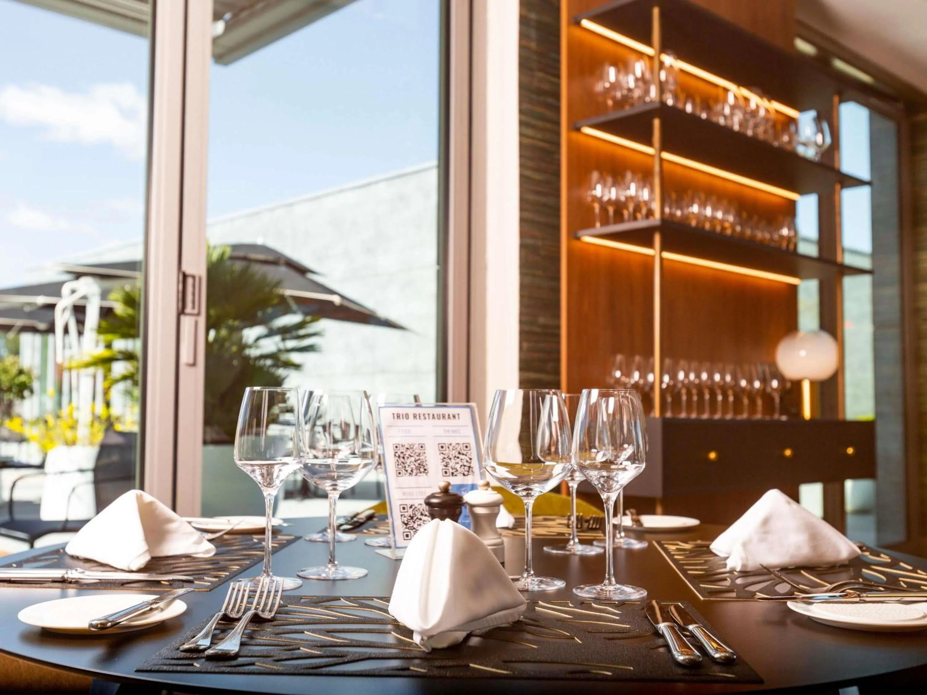 Restaurant/places to eat in Novotel Convention And Spa