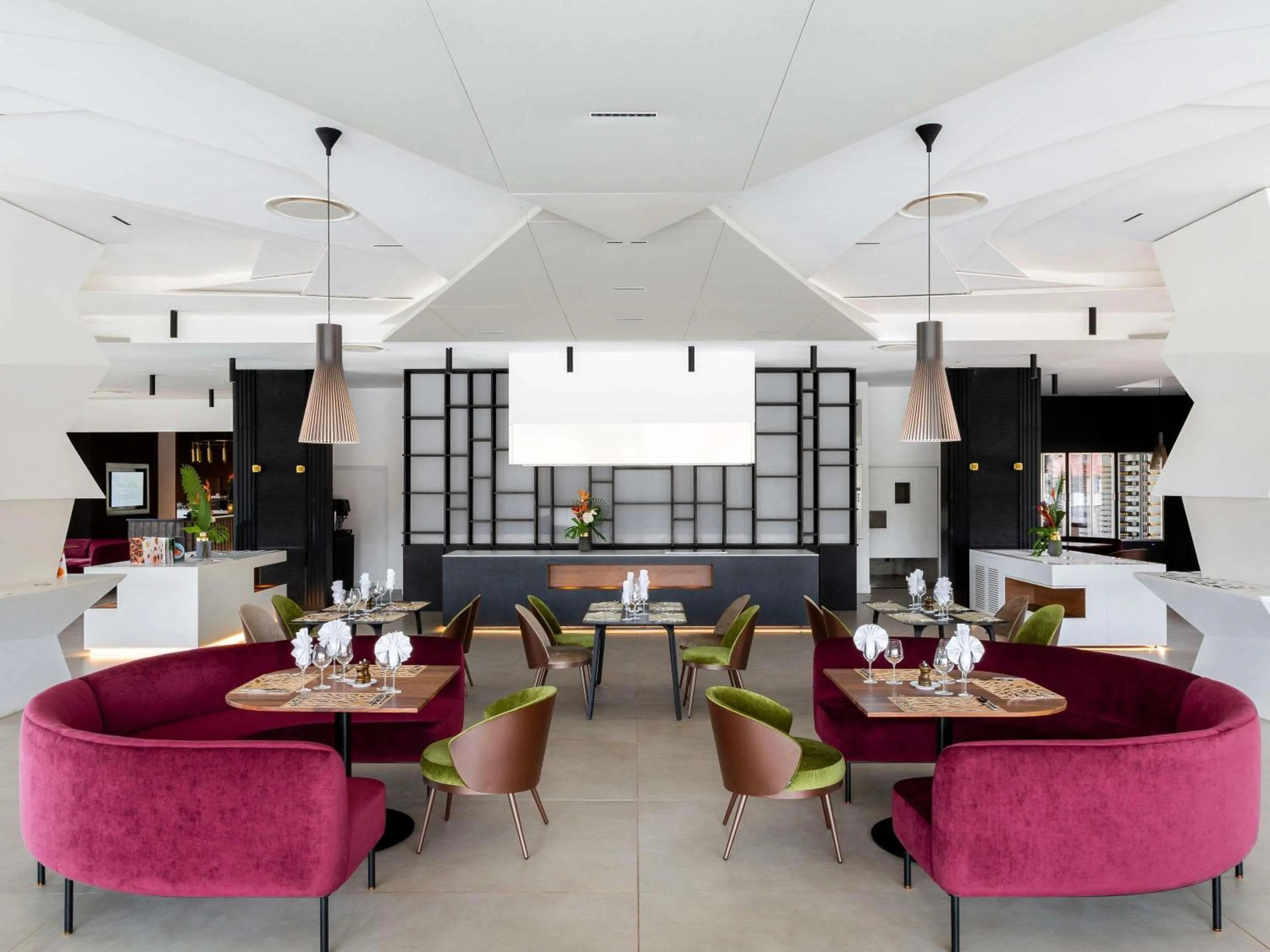 Restaurant/places to eat in Novotel Convention And Spa