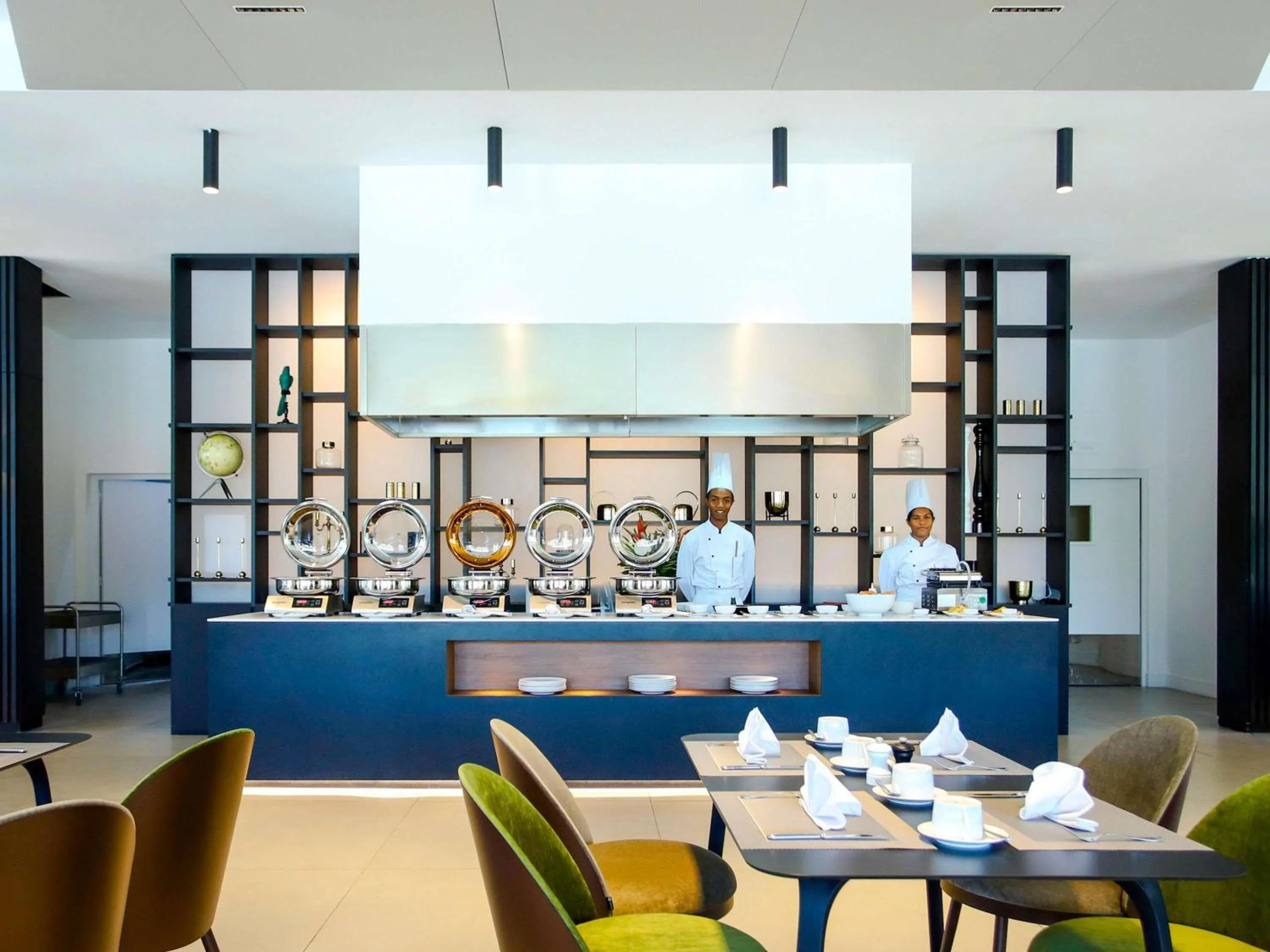 Restaurant/places to eat in Novotel Convention And Spa