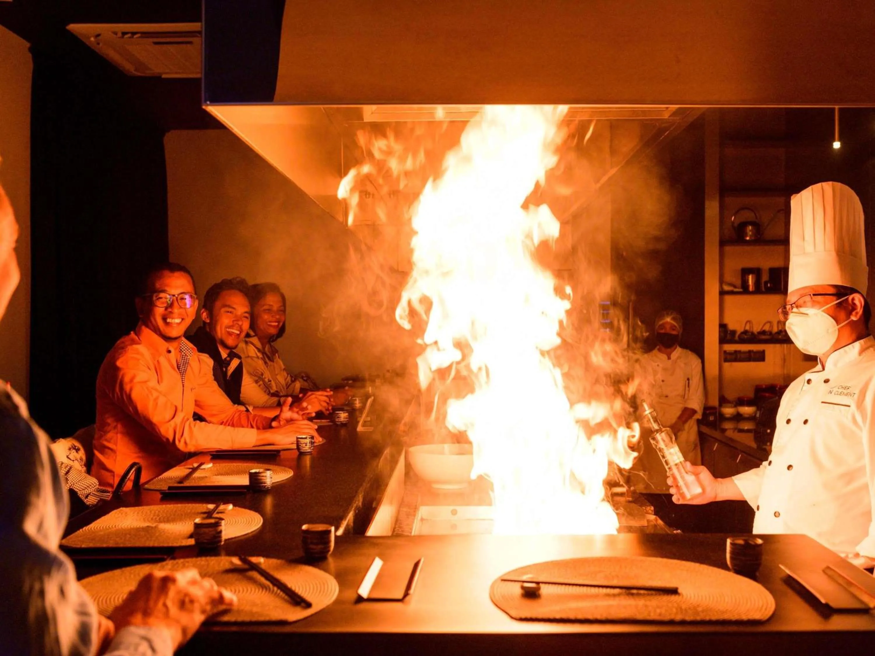 Restaurant/places to eat in Novotel Convention And Spa