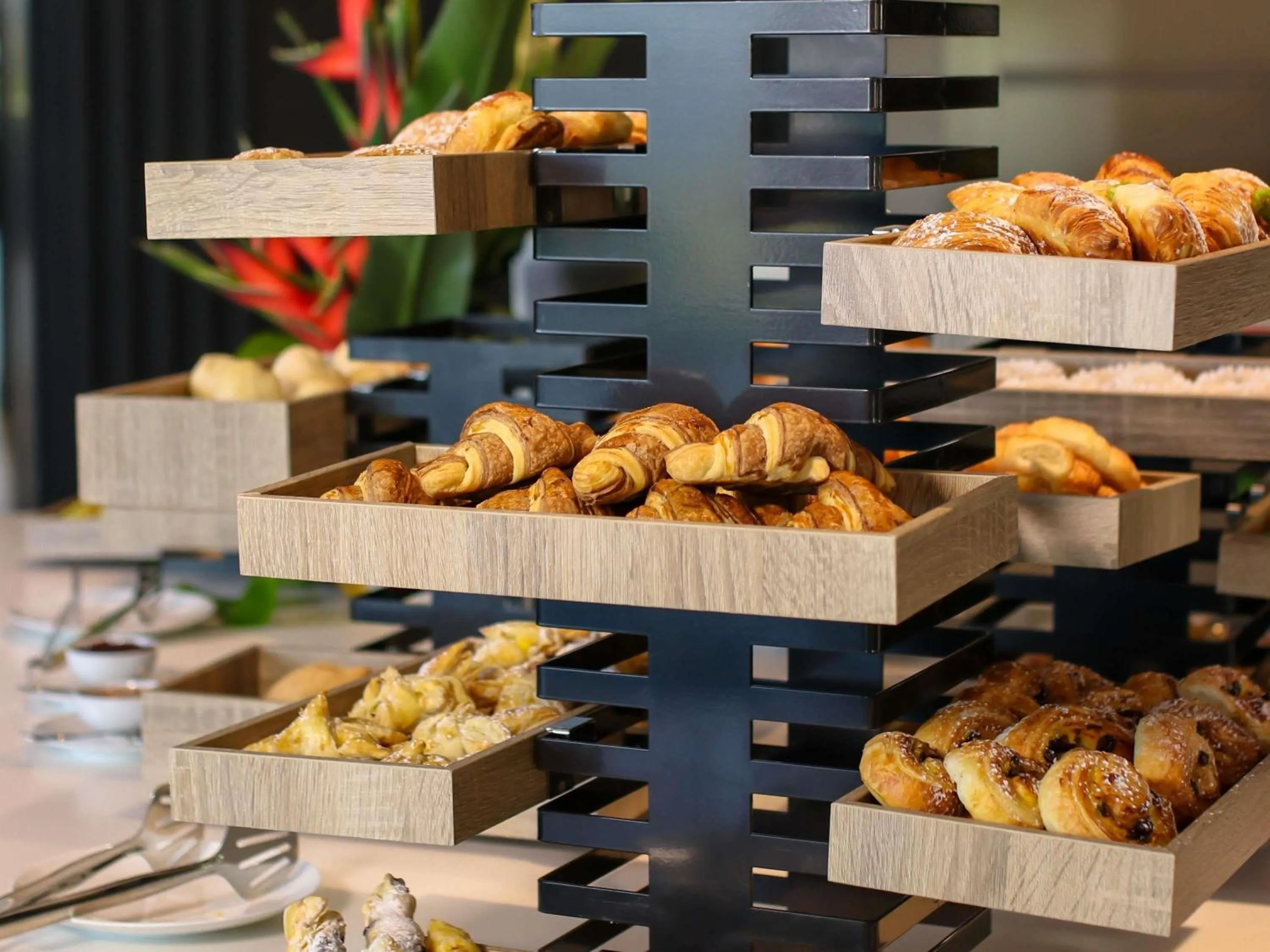 Restaurant/places to eat in Novotel Convention And Spa