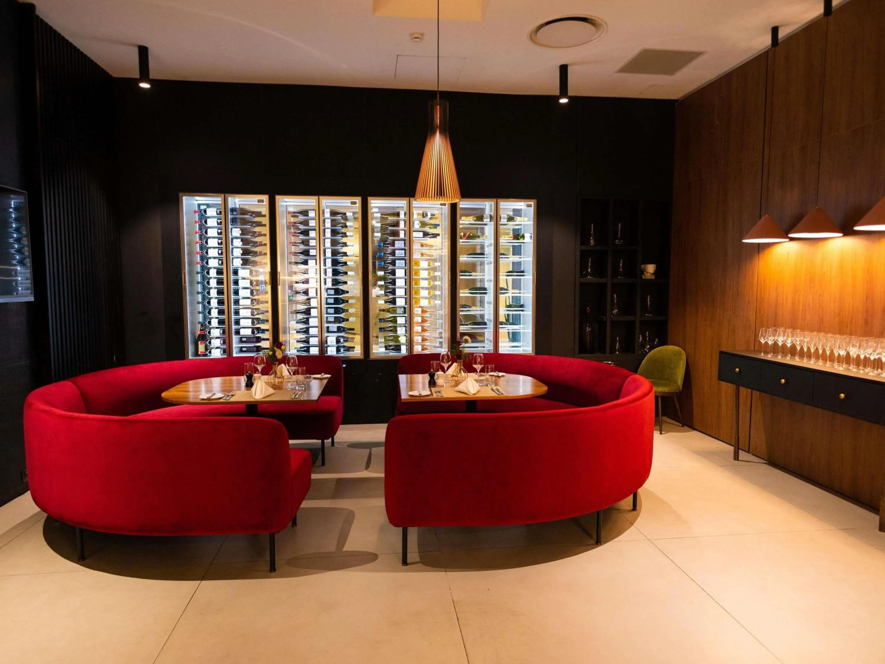 Restaurant/places to eat in Novotel Convention And Spa