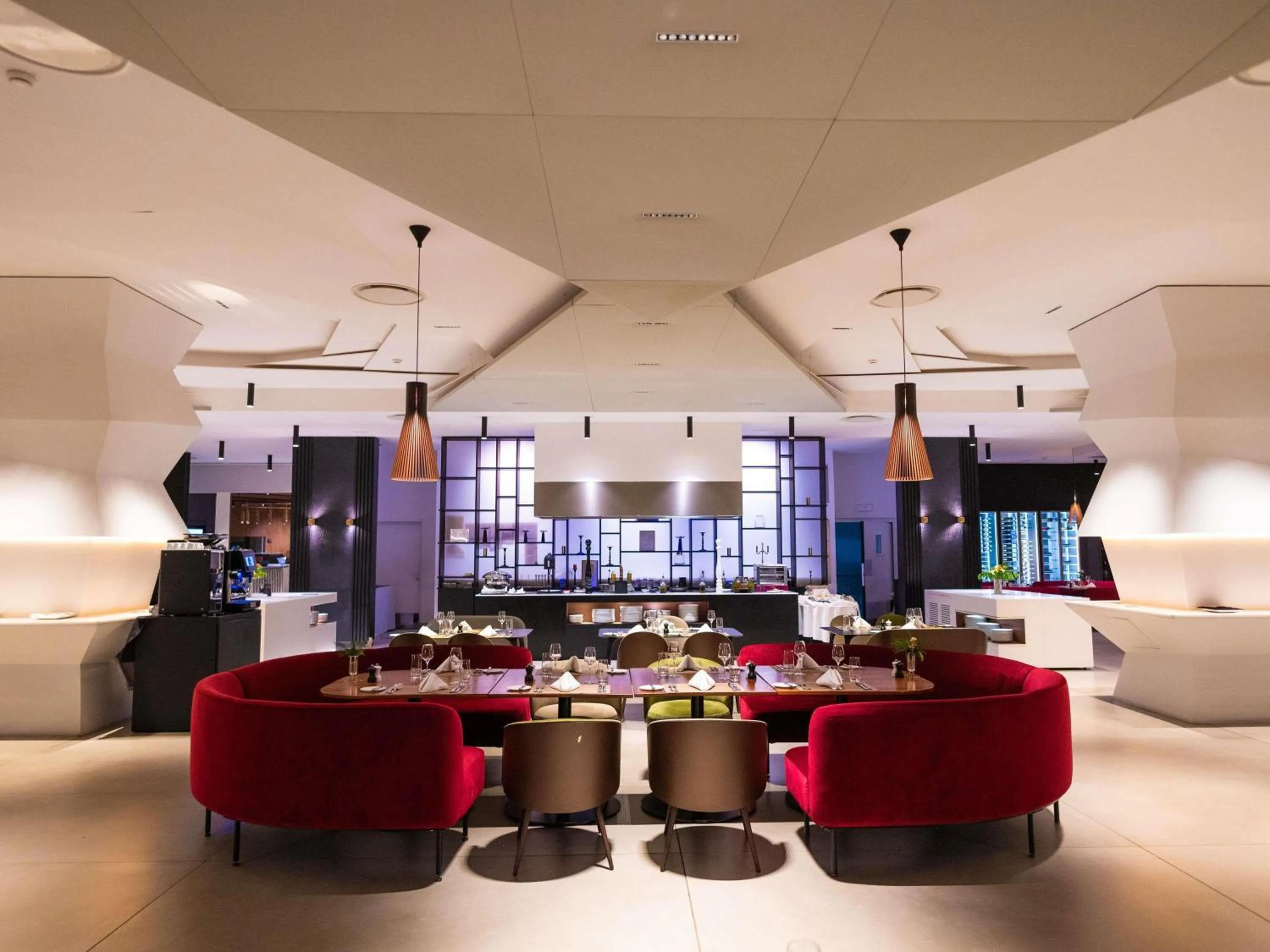 Restaurant/places to eat in Novotel Convention And Spa