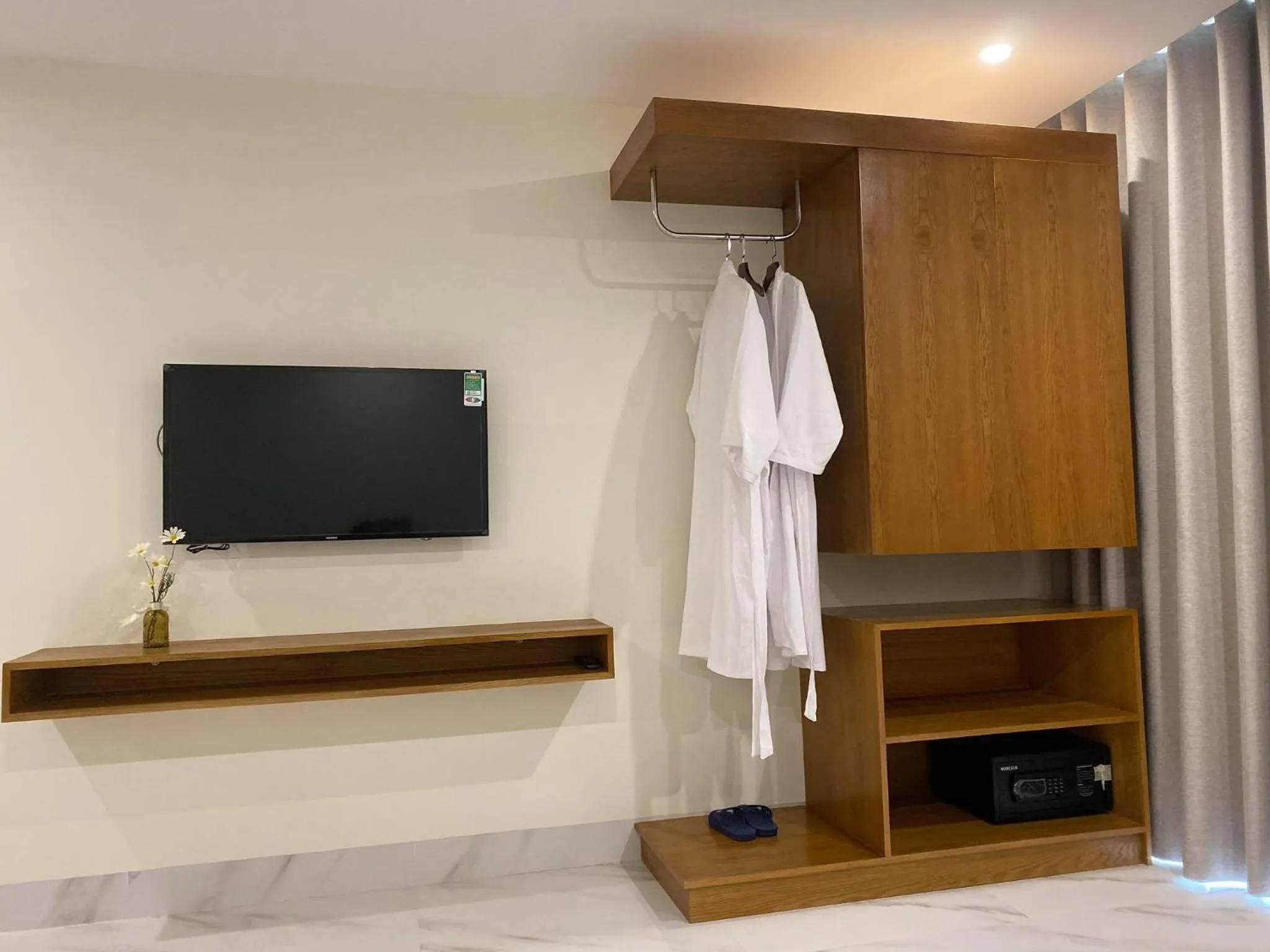 TV and multimedia in Maple Suite Hotel & Apartment