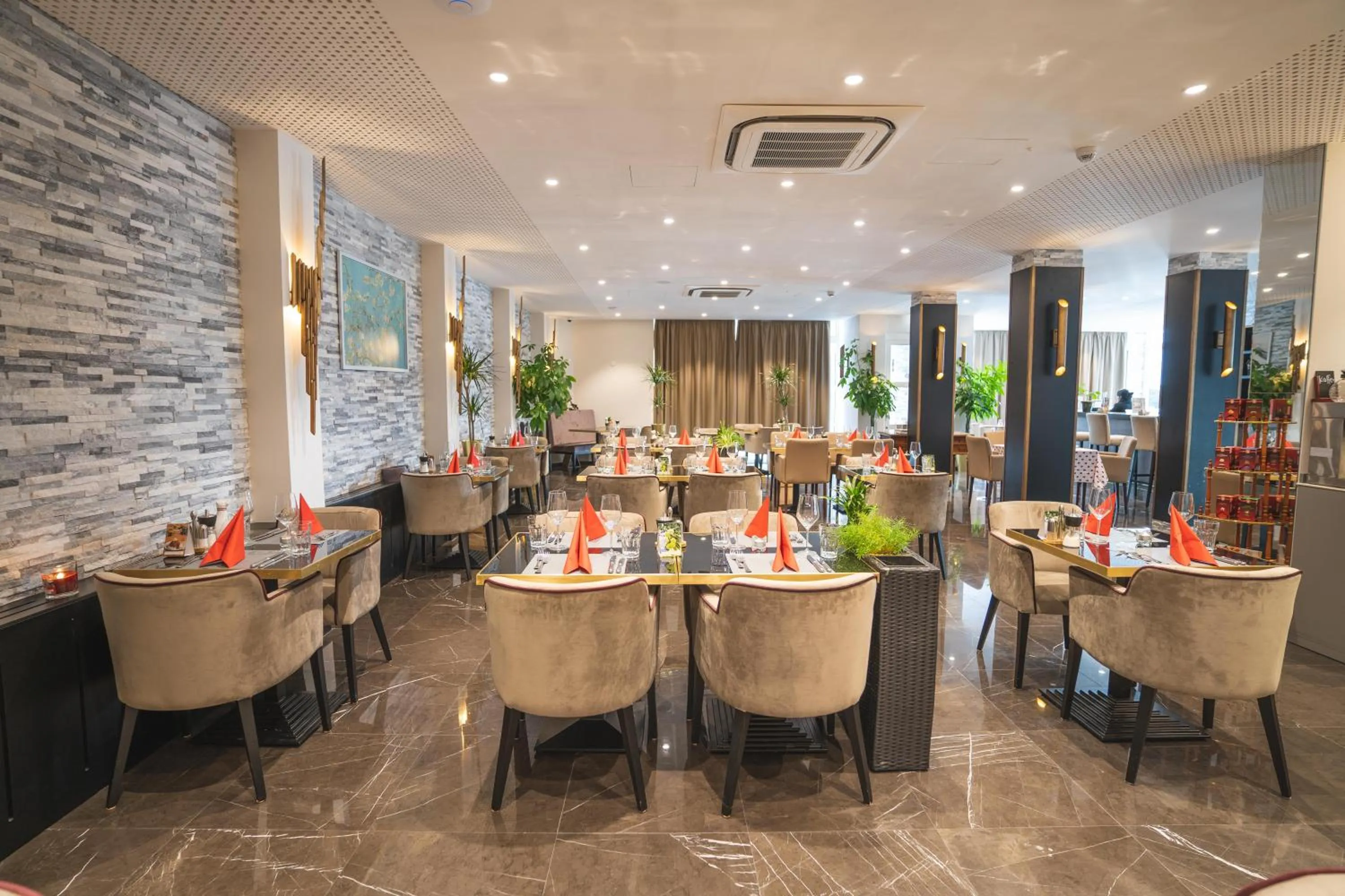 Restaurant/places to eat in My Home Hotel - Free Parking