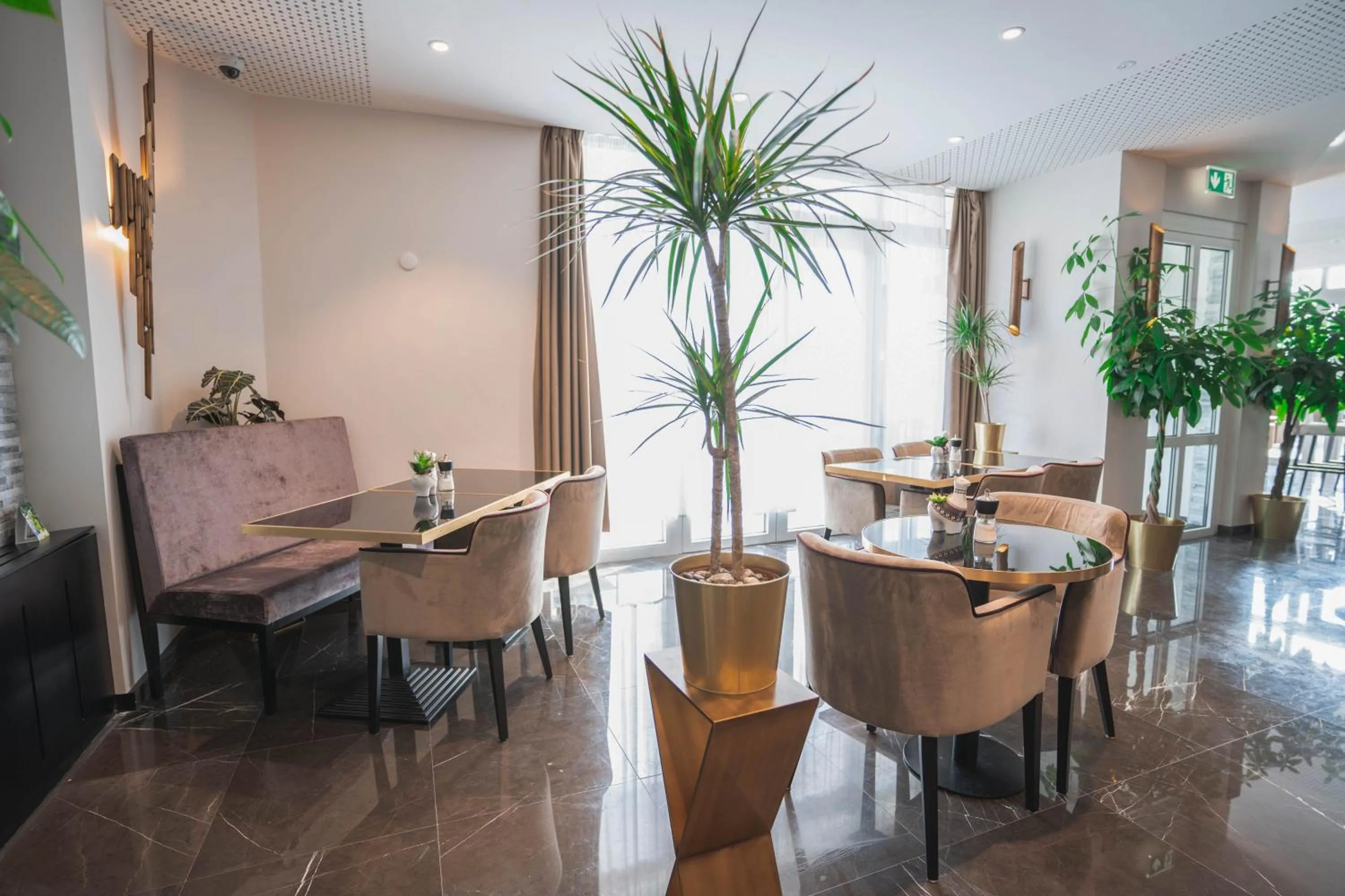 Restaurant/places to eat in My Home Hotel - Free Parking