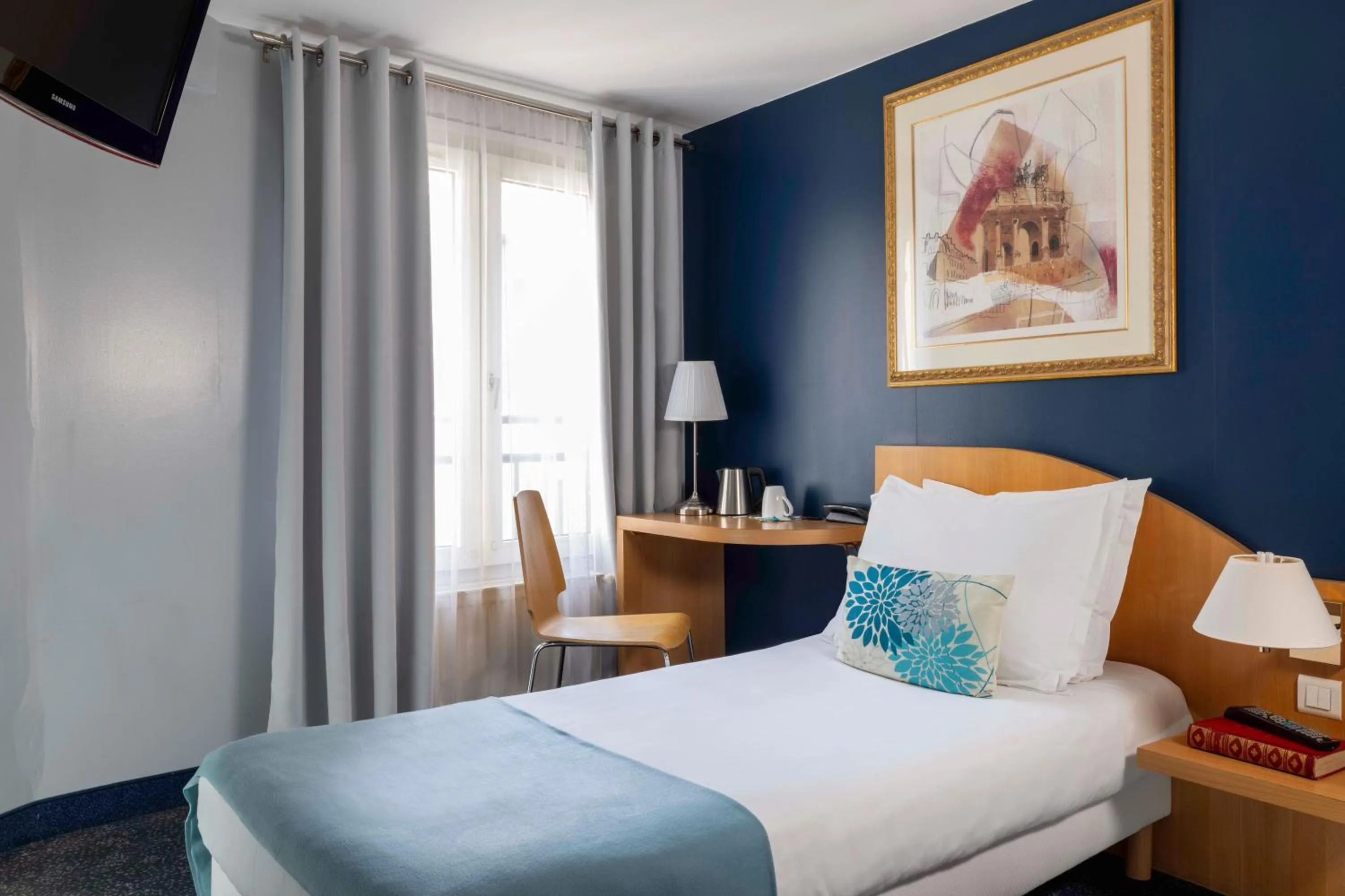 Bedroom, Bed in Grand Hotel du Calvados - Opera