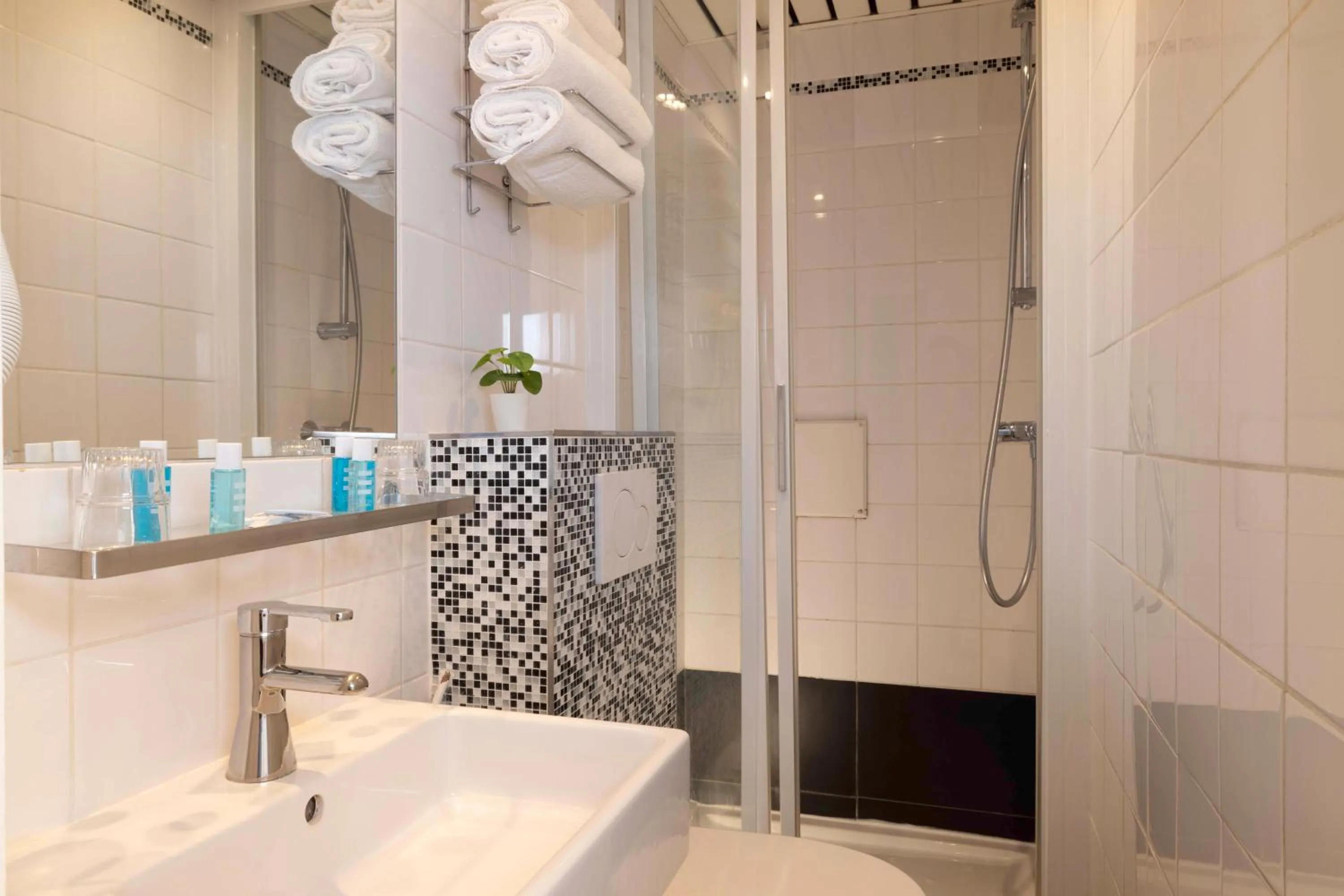 Bathroom in Grand Hotel du Calvados - Opera