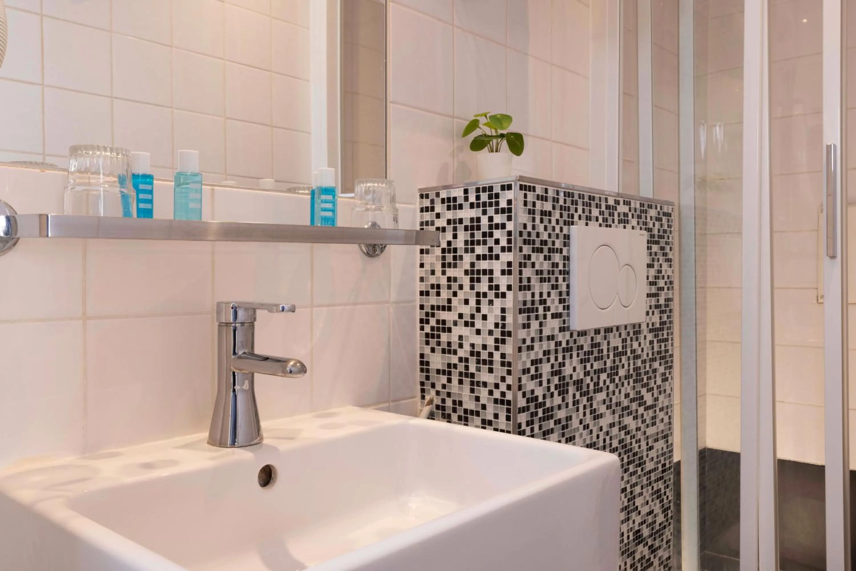 Bathroom in Grand Hotel du Calvados - Opera