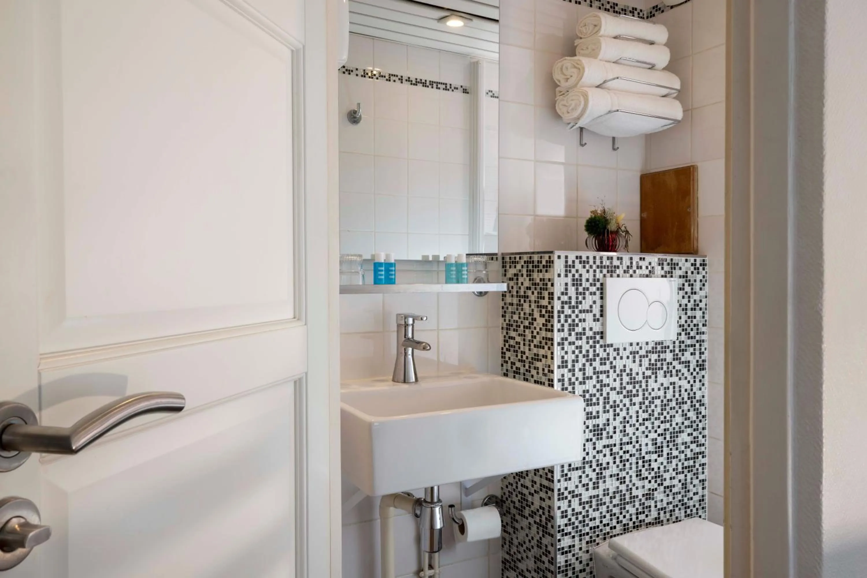 Bathroom in Grand Hotel du Calvados - Opera