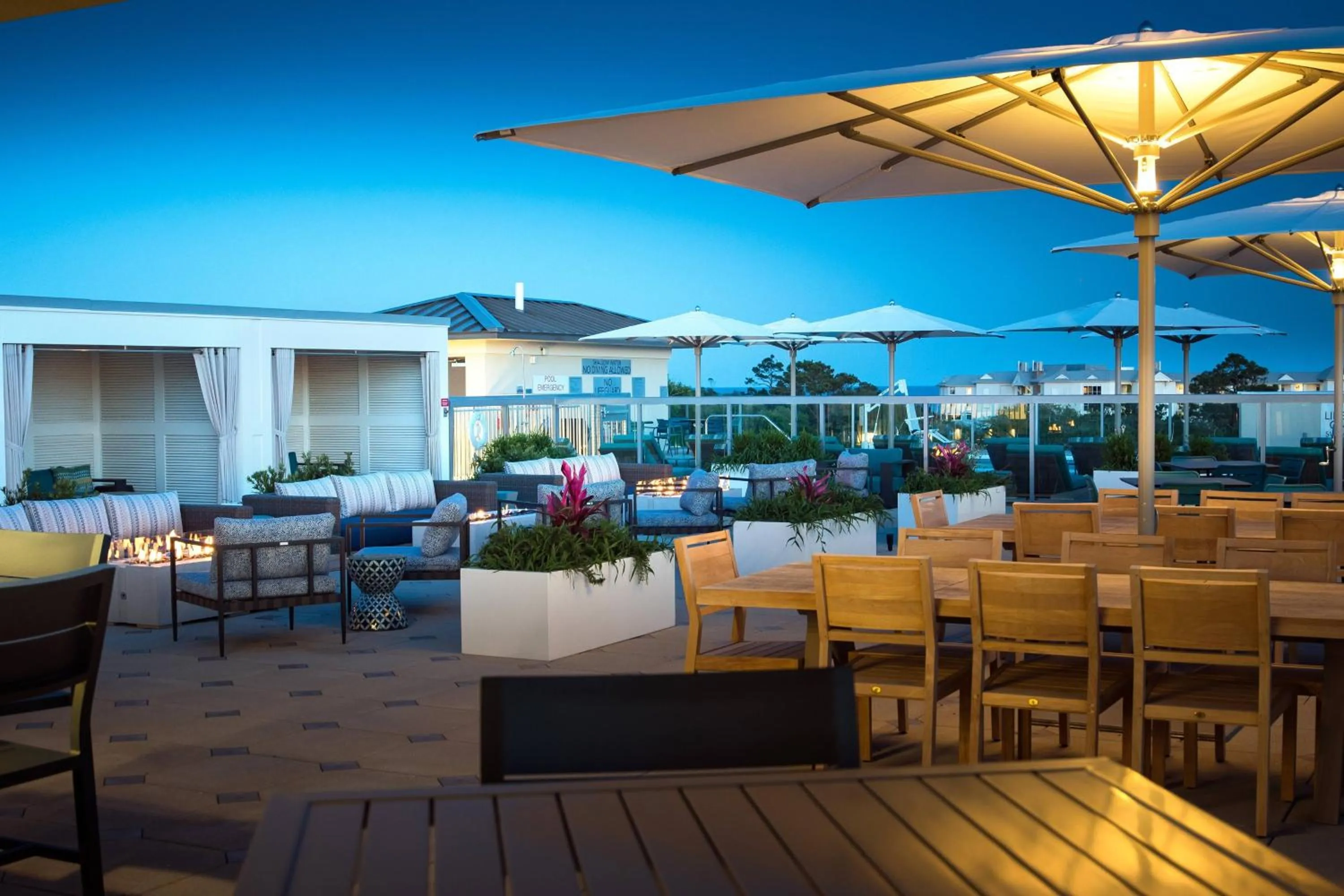 Lounge or bar in Courtyard by Marriott Hilton Head Island