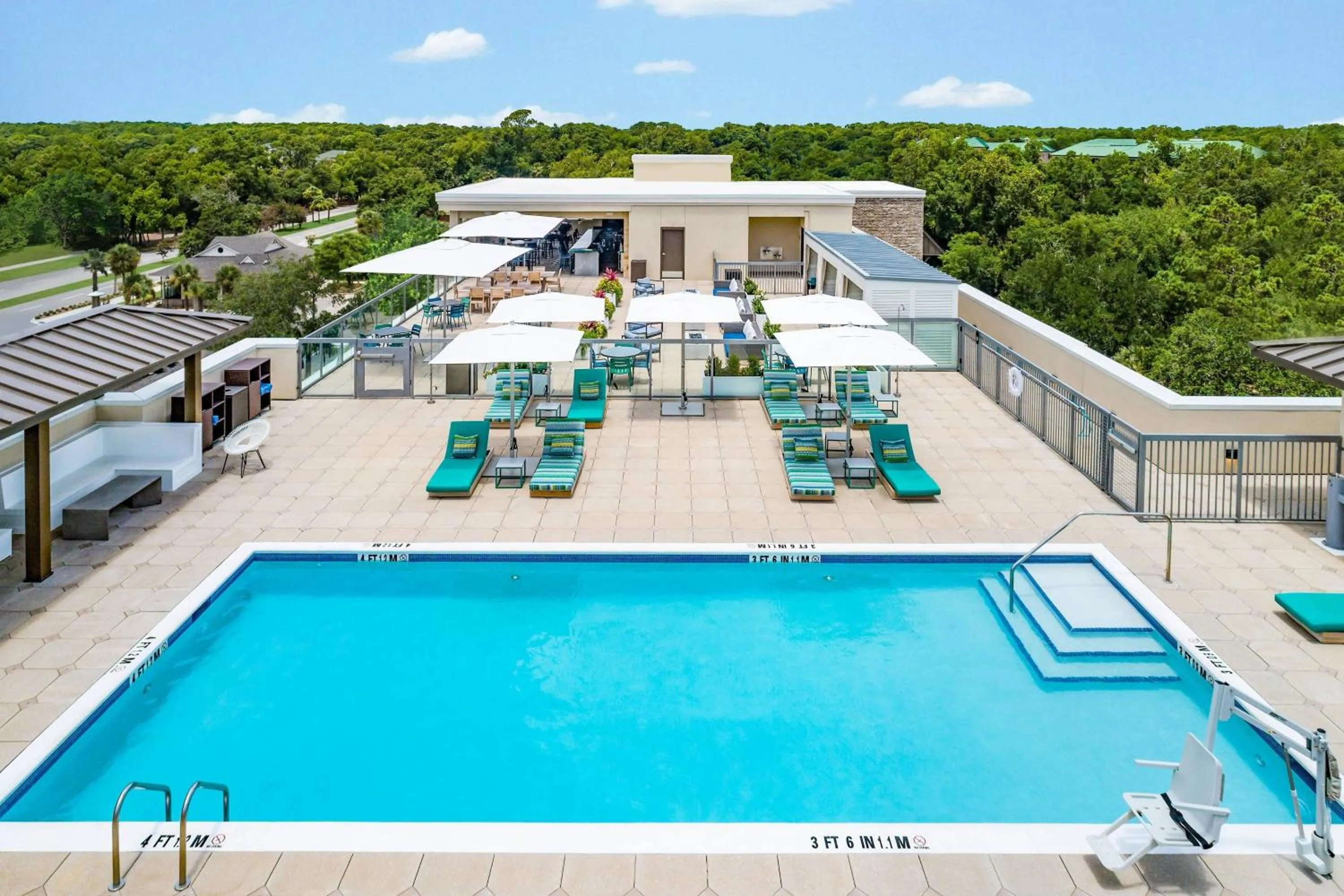 Swimming pool in Courtyard by Marriott Hilton Head Island
