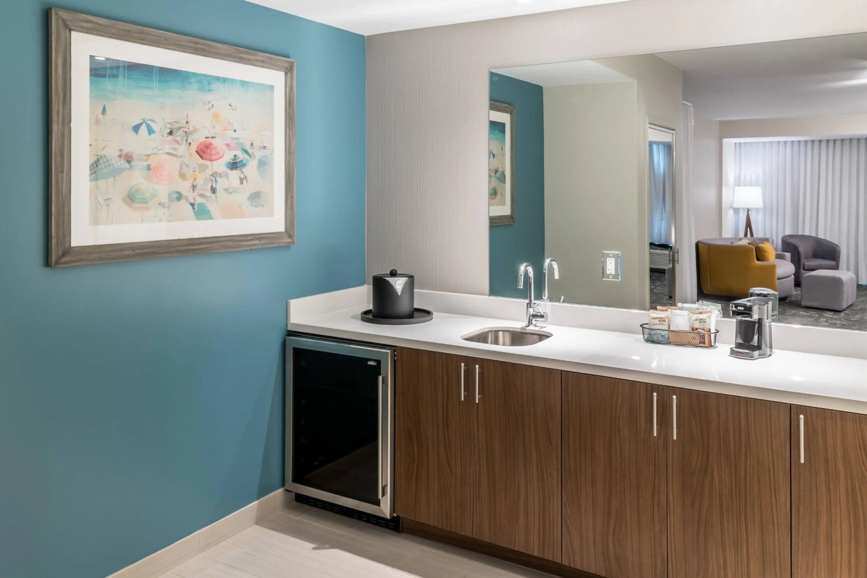 Lounge or bar in Courtyard by Marriott Hilton Head Island