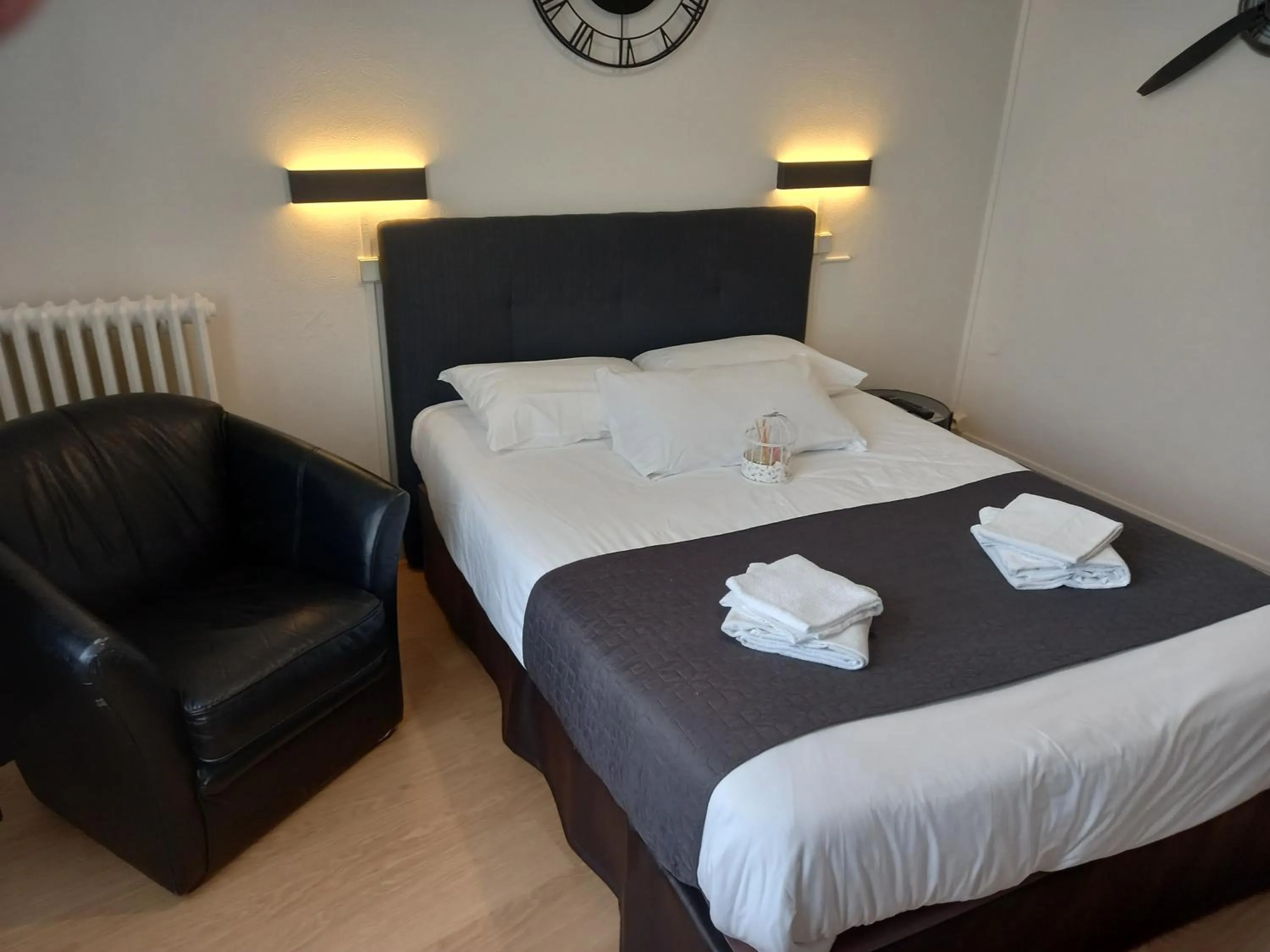 Bedroom, Bed in Hotel Le Splendid