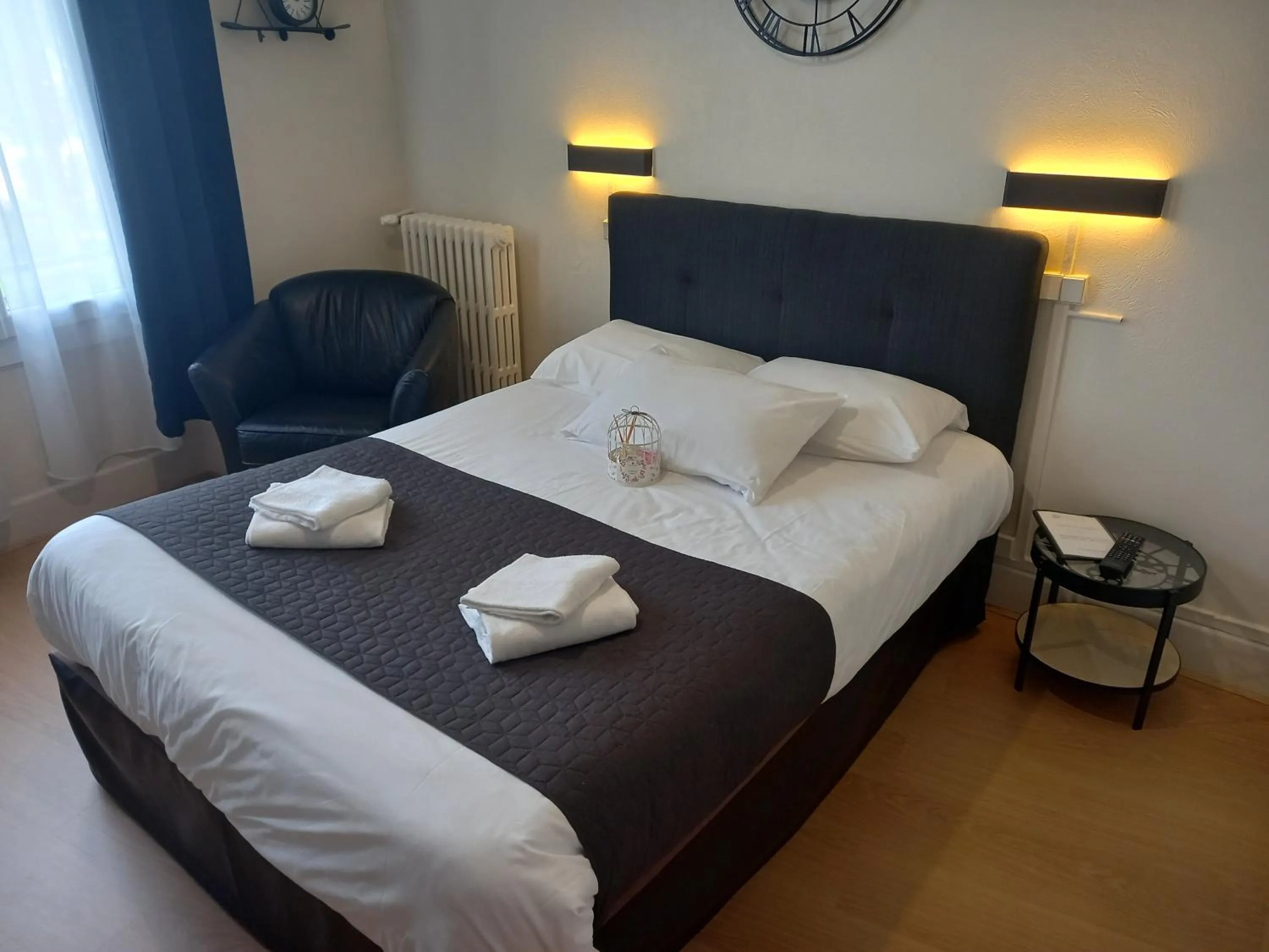 Bedroom, Bed in Hotel Le Splendid