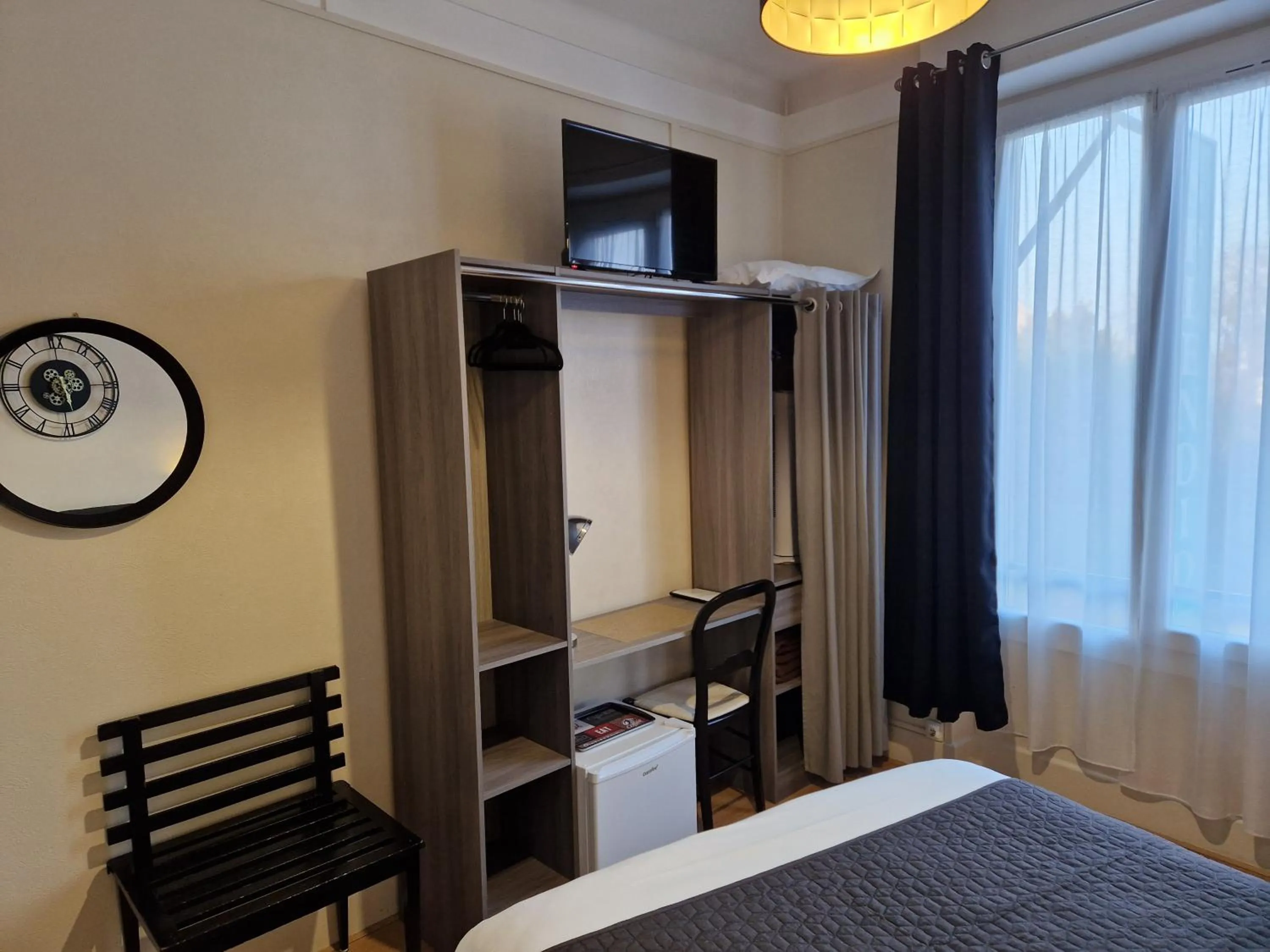 wardrobe, Bed in Hotel Le Splendid