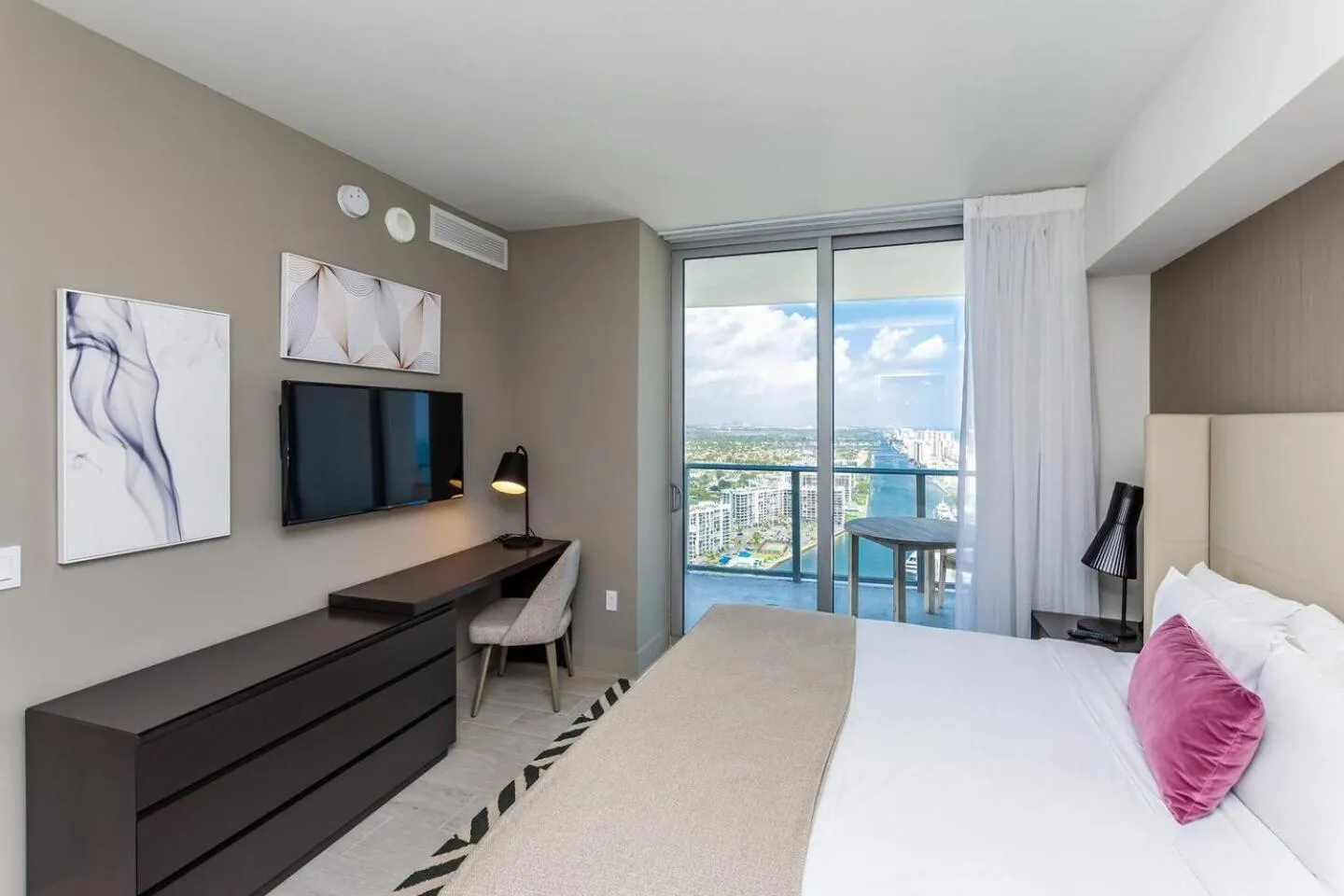 Bed in Amazing Apartments At H Beach House