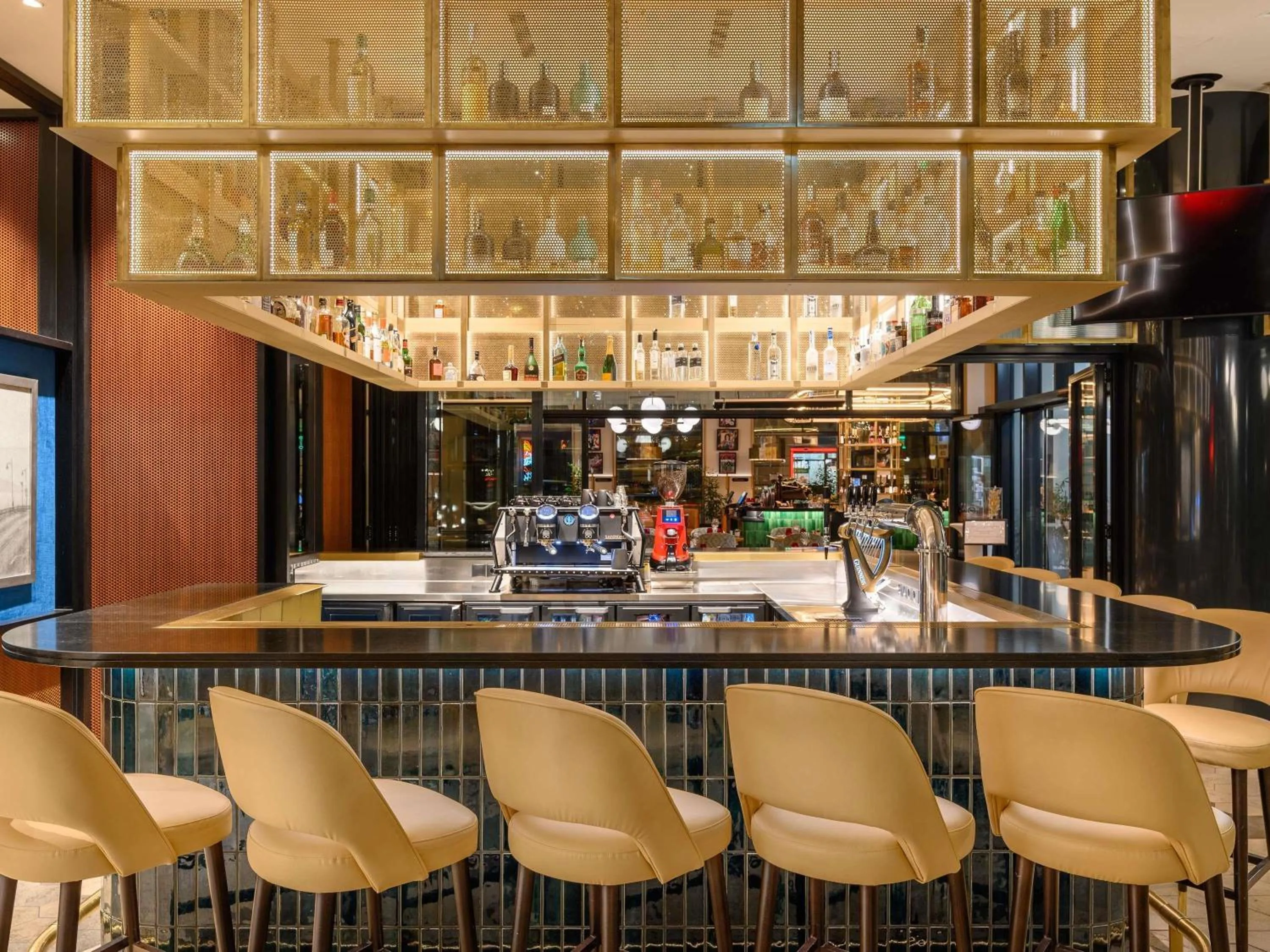 Lounge or bar in Pullman Budapest