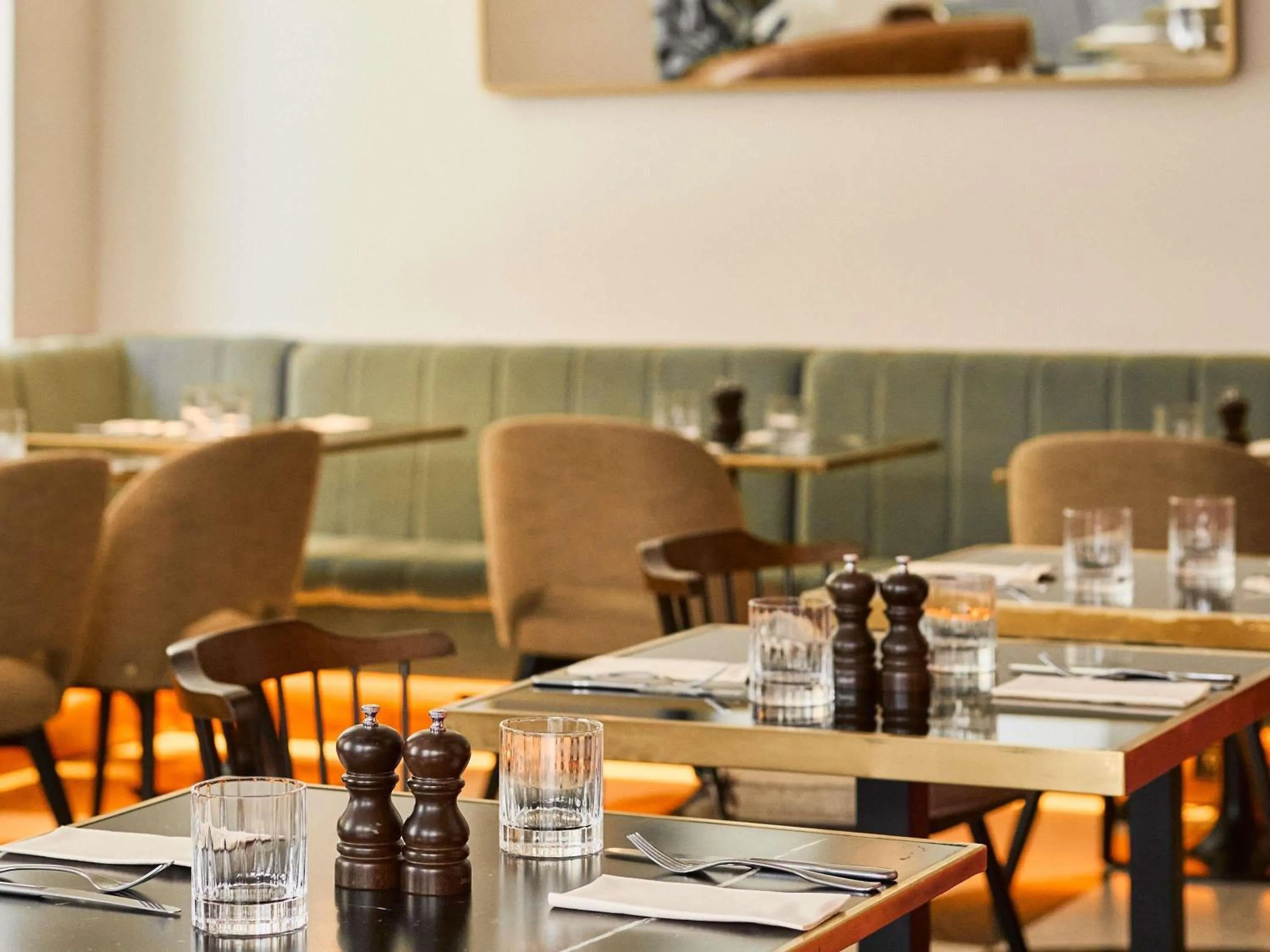 Restaurant/places to eat in Pullman Budapest