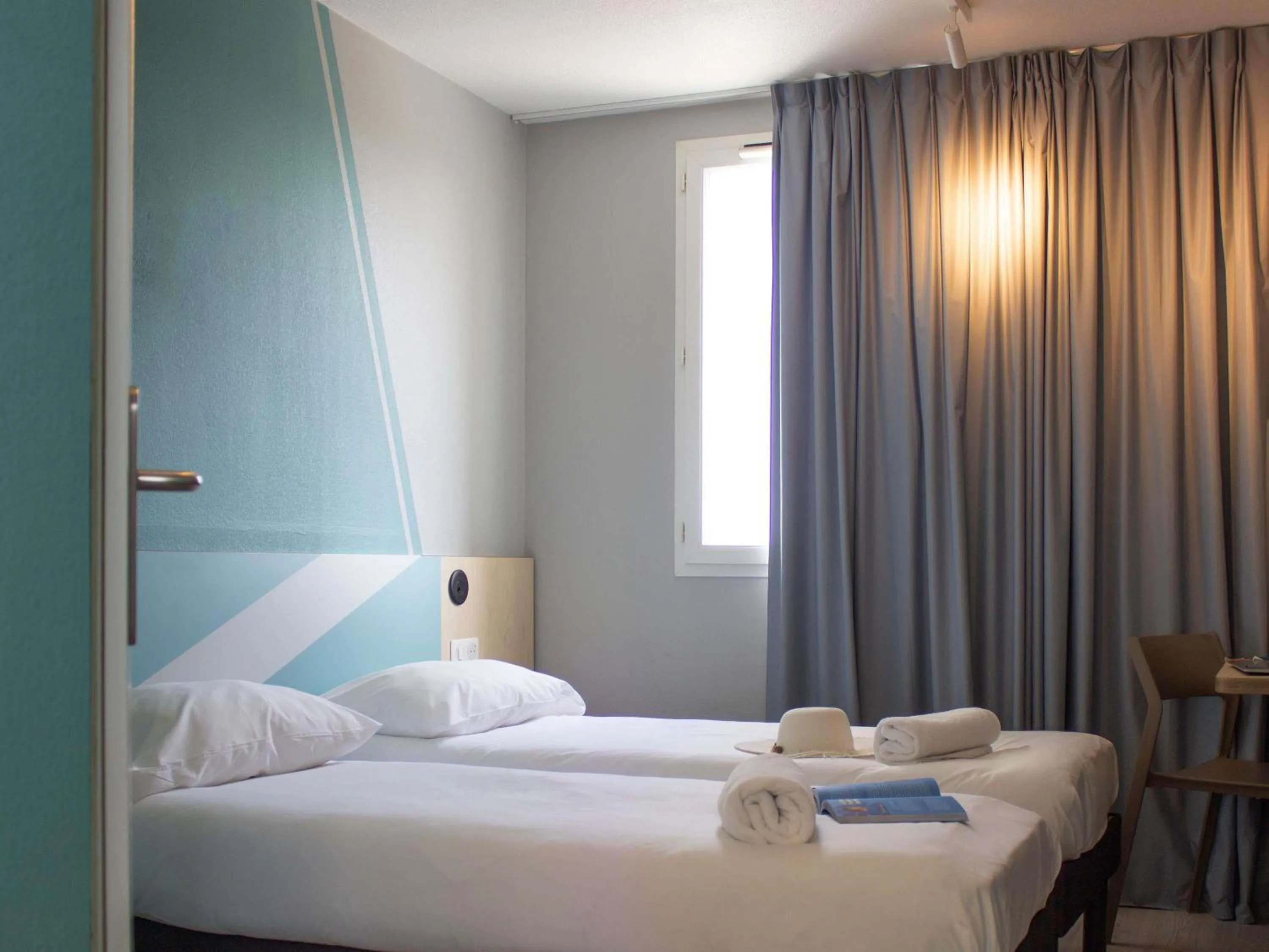 Bedroom, Bed in ibis budget Lunel Porte de Camargue